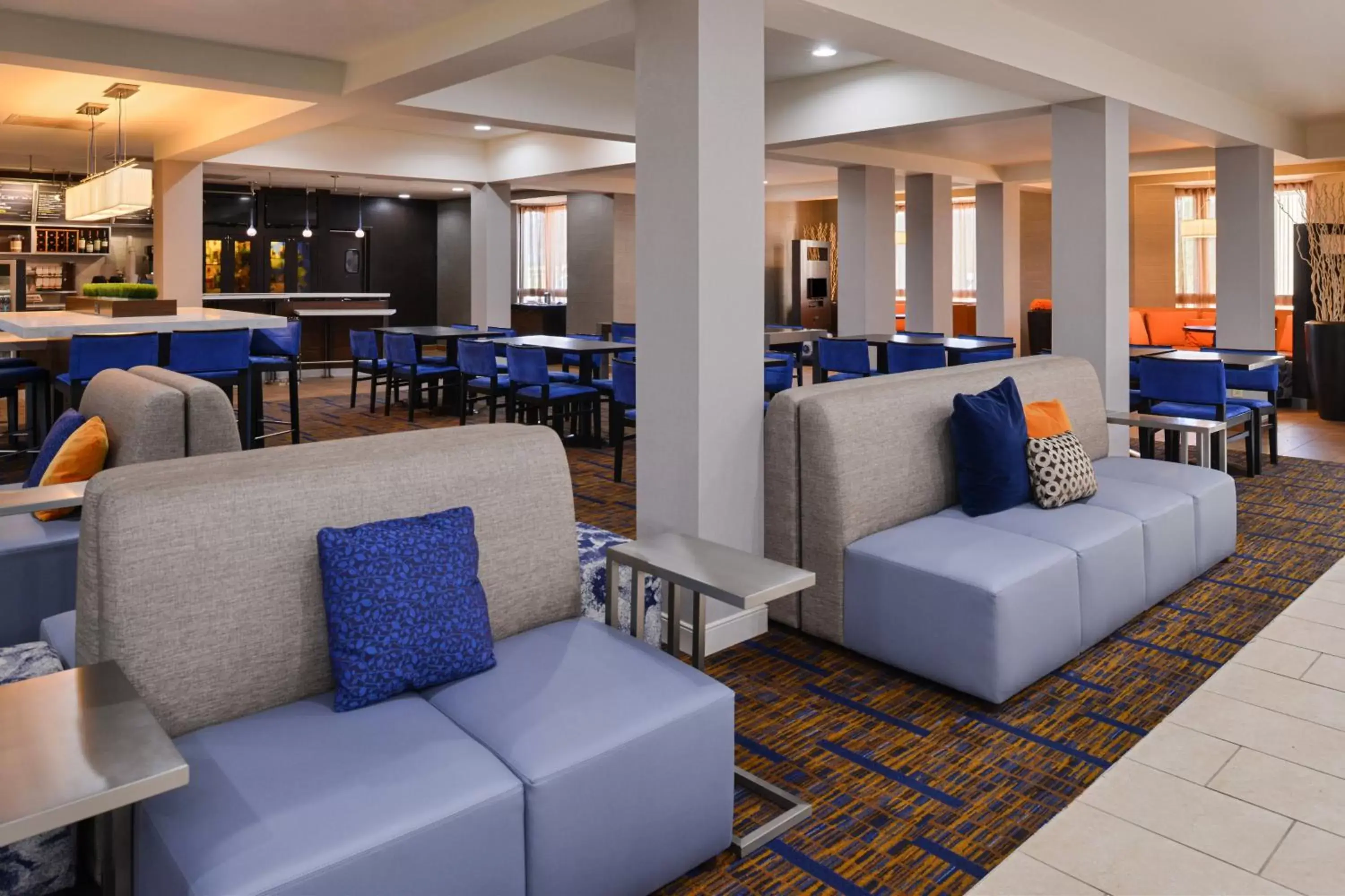 Lobby or reception, Lounge/Bar in Courtyard by Marriott Milwaukee North/Brown Deer