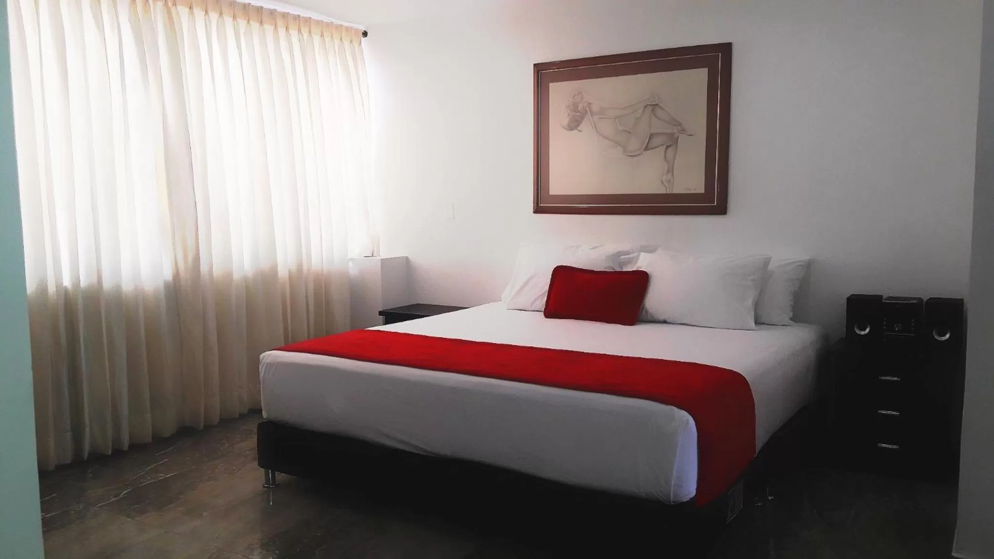 Bedroom, Bed in Hotel Cafe Plaza