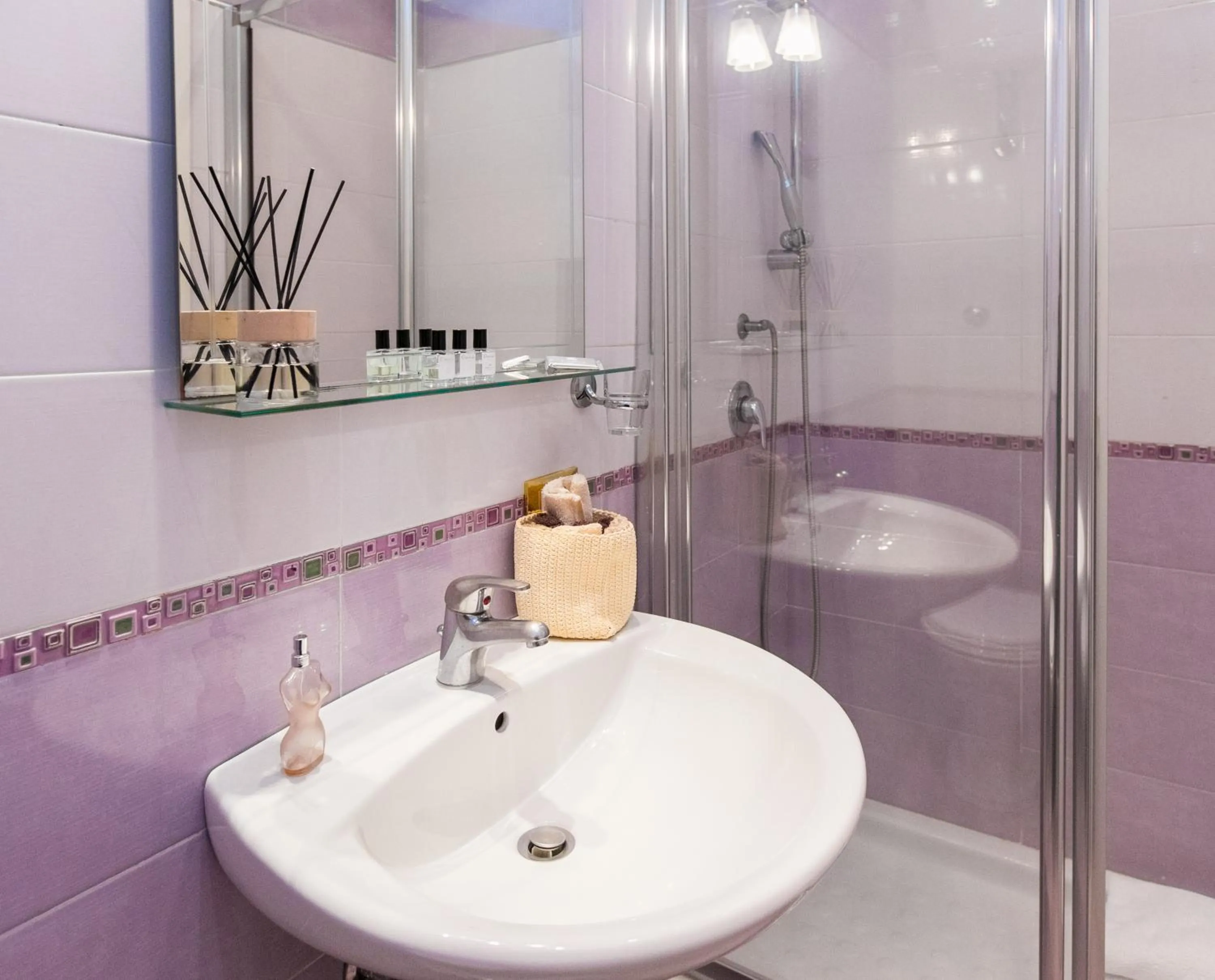 Shower in Hotel Erdarelli