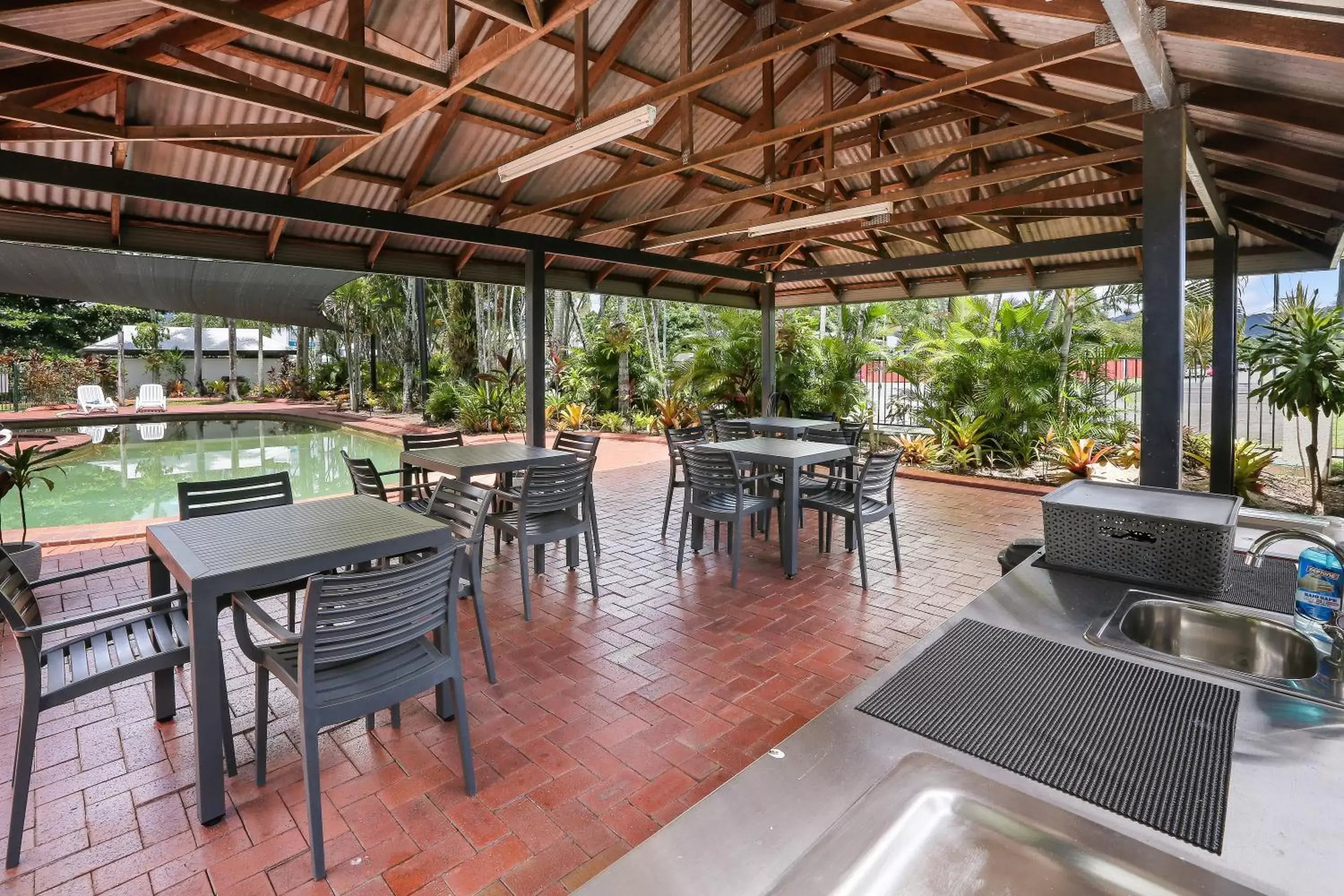 BBQ facilities, Restaurant/Places to Eat in Citysider Cairns Holiday Apartments