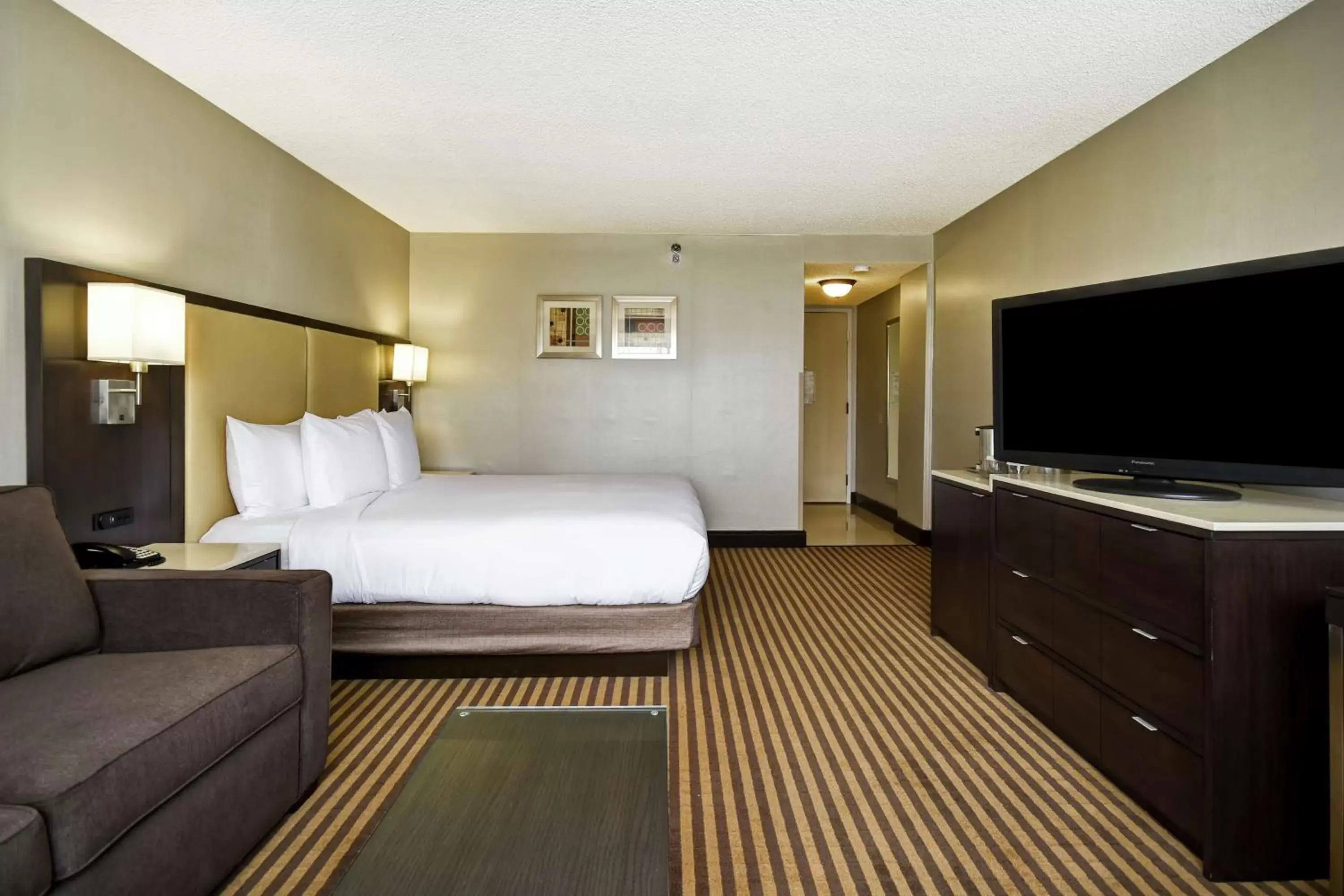 Bedroom, Bed in DoubleTree by Hilton Pleasanton at The Club