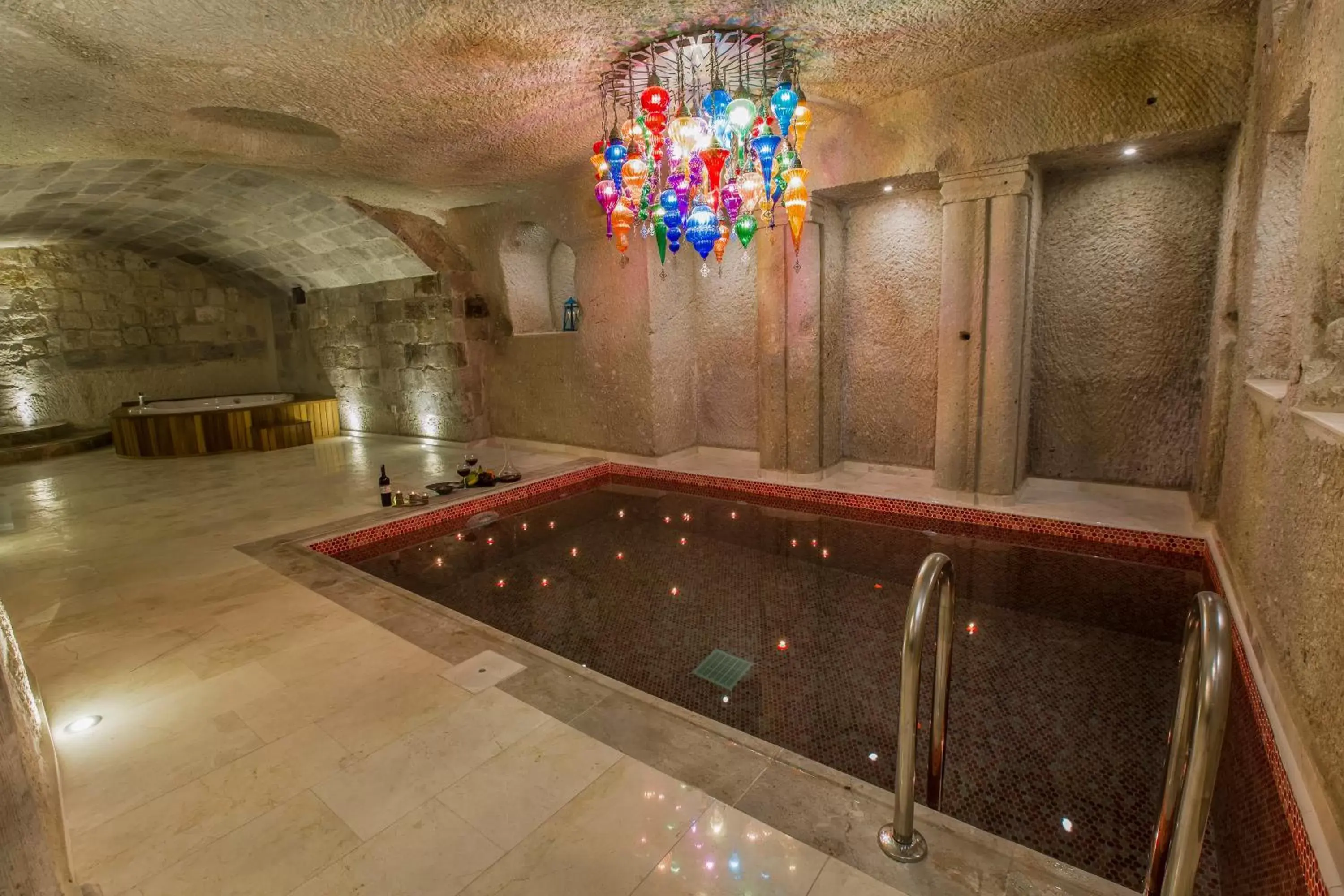 Hot Tub, Swimming Pool in Imperial Cave Suites & Spa