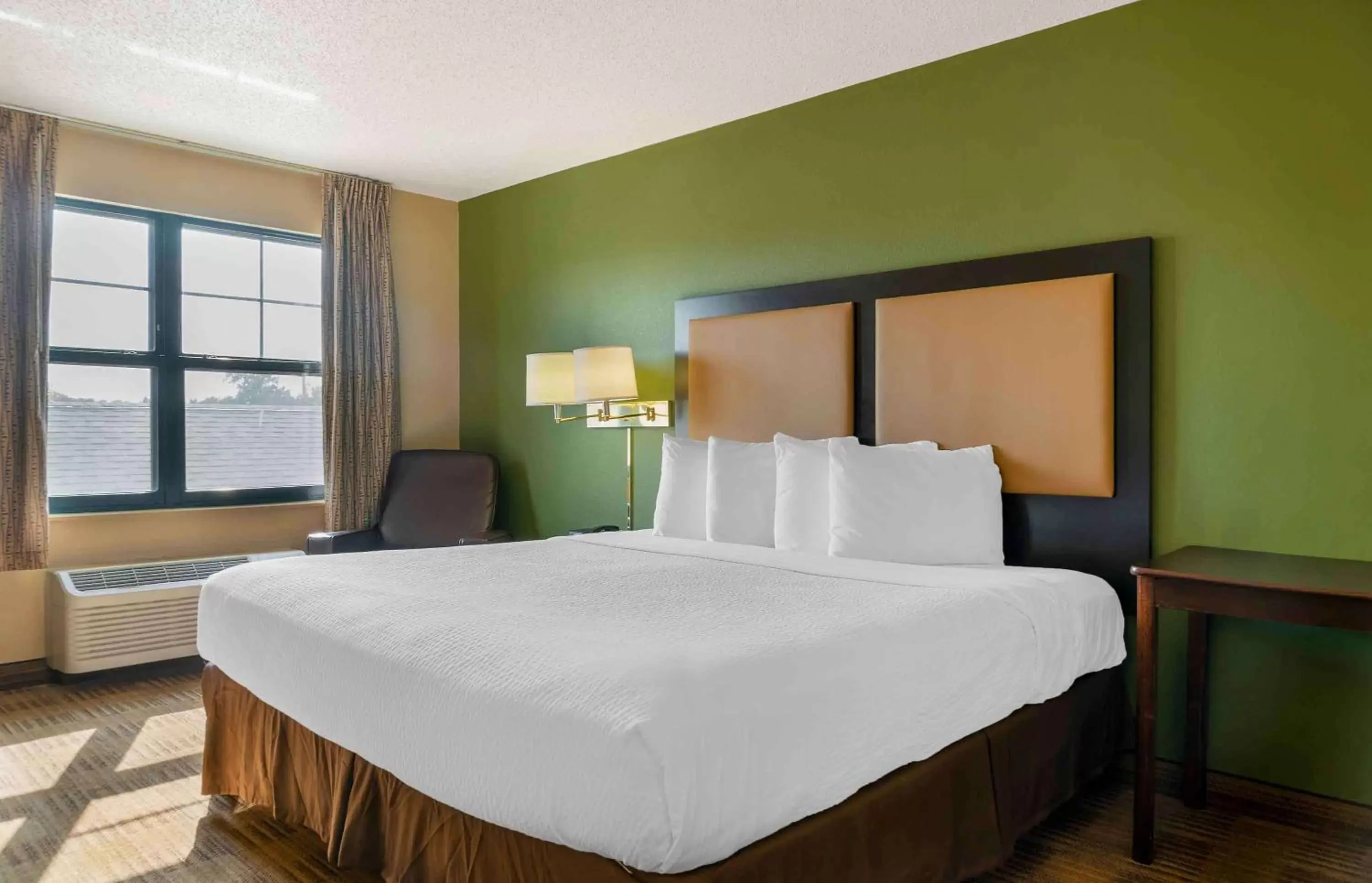 Bedroom, Bed in Extended Stay America Suites - Detroit - Canton