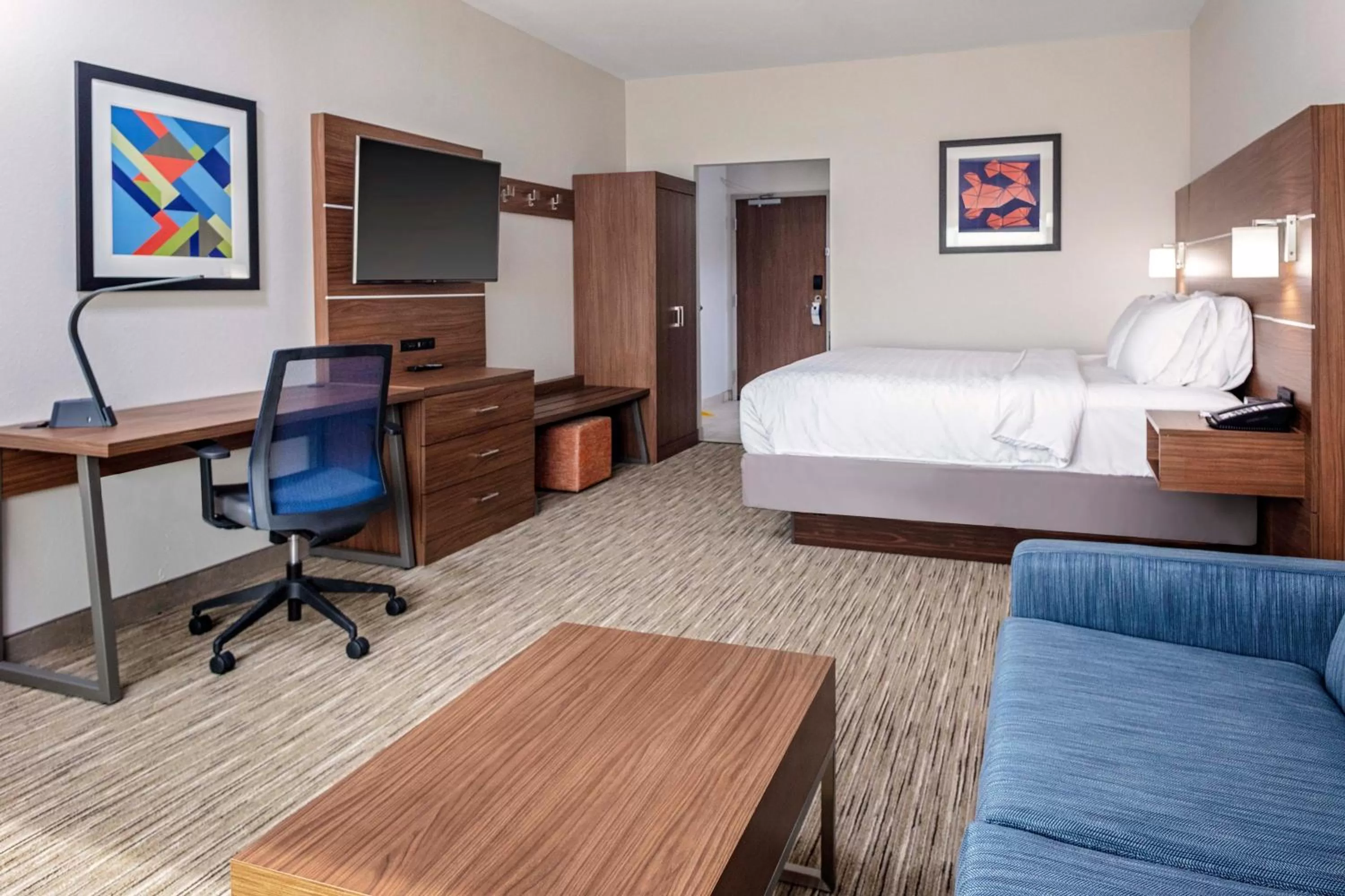 Photo of the whole room, Bed in Holiday Inn Express & Suites - Madison by IHG