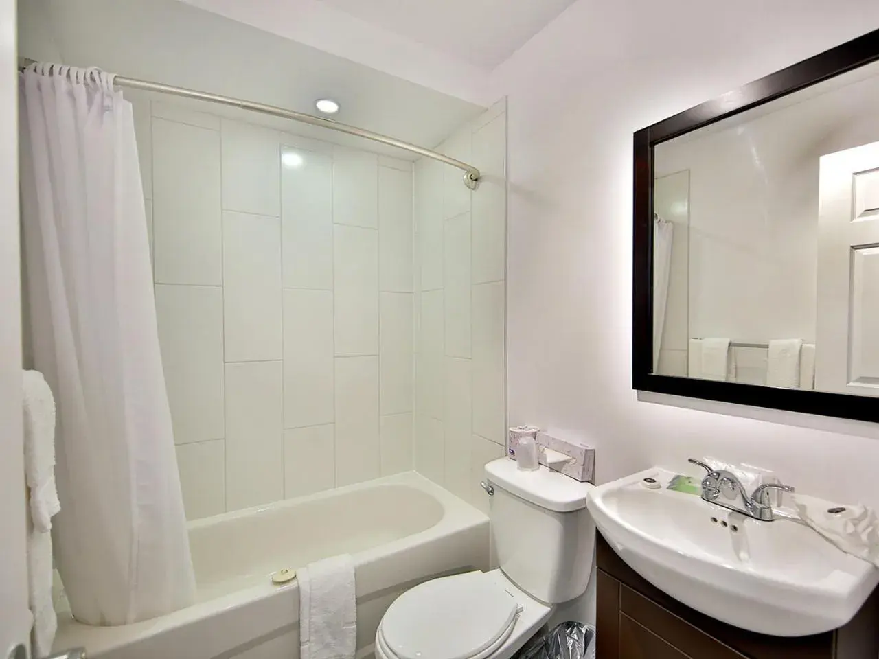 Toilet, Bathroom in Hotel Newstar Montreal