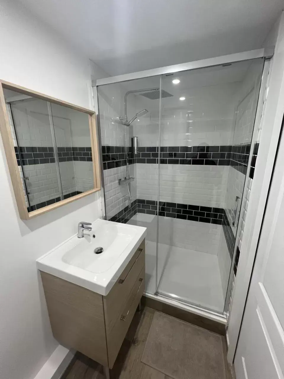 Shower, Bathroom in Eaux Spa