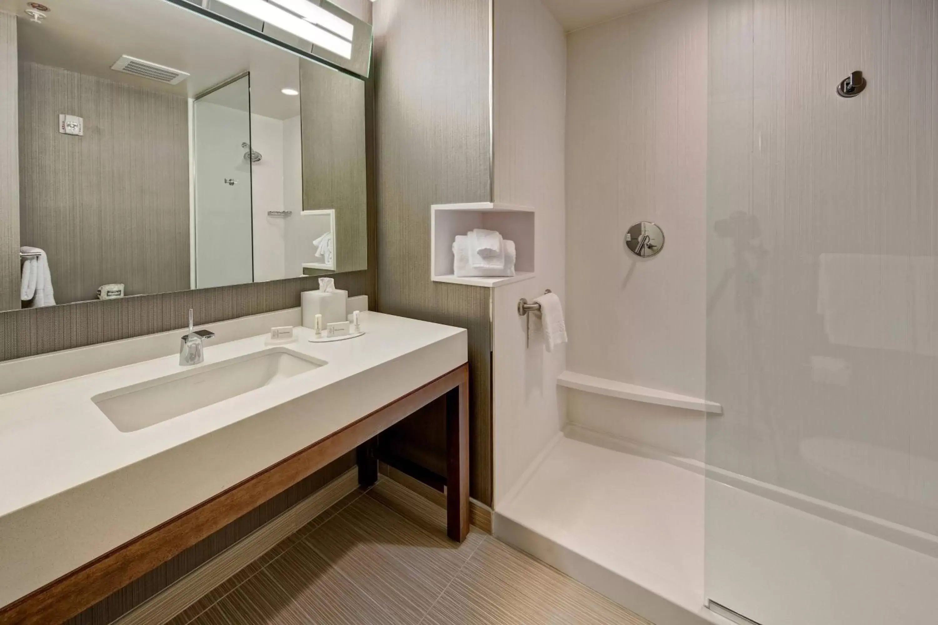 Bathroom in Courtyard by Marriott Kansas City Downtown/Convention Center