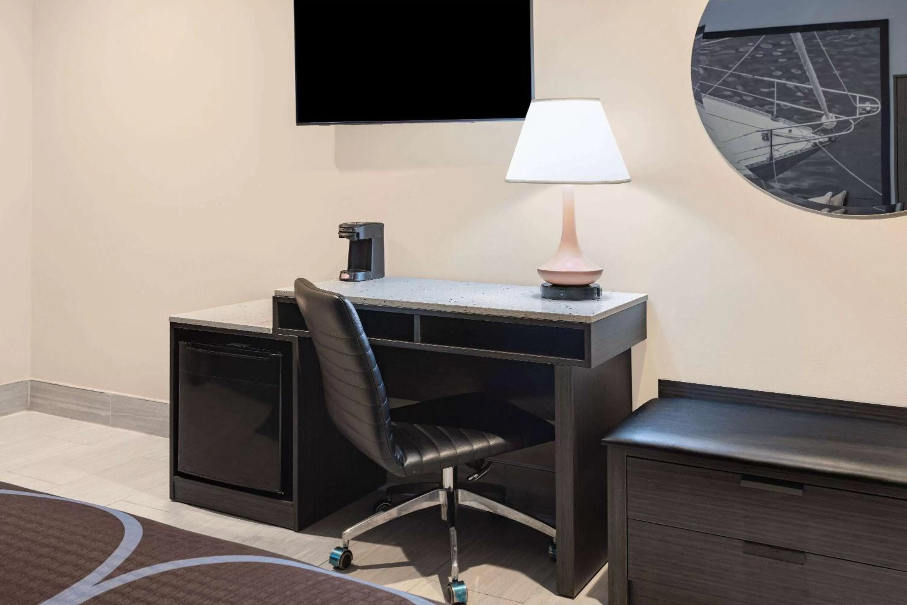 Photo of the whole room in Super 8 by Wyndham Lindenhurst