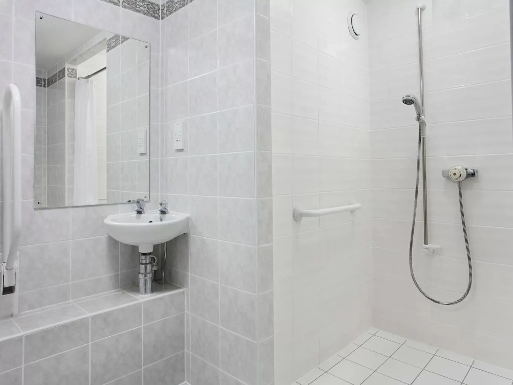 Bathroom in Leonardo Hotel - Formerly Jurys Inn and Conference Venue Aberdeen Airport