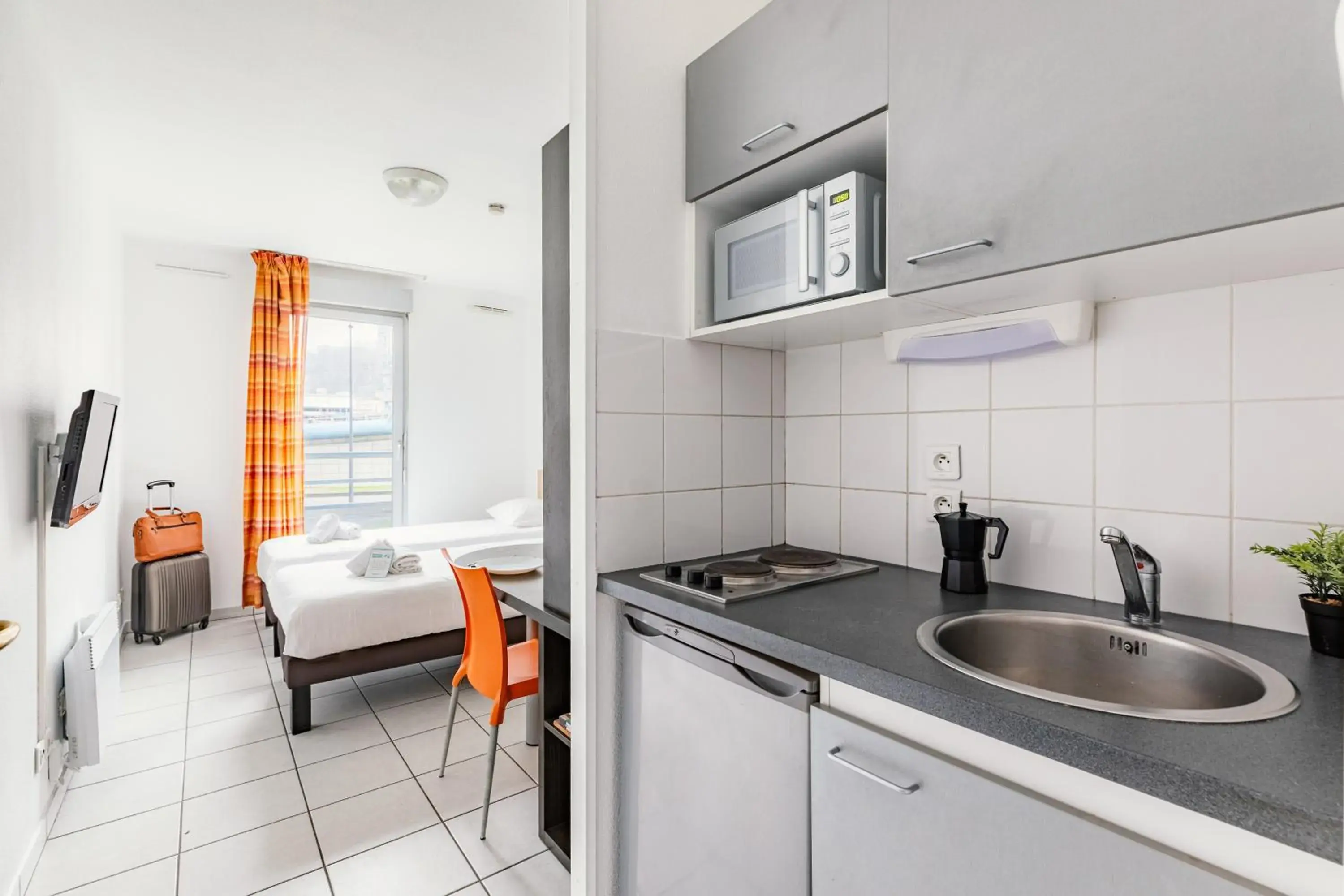 Bed, Kitchen/Kitchenette in Appart'City Lyon Vaise St Cyr