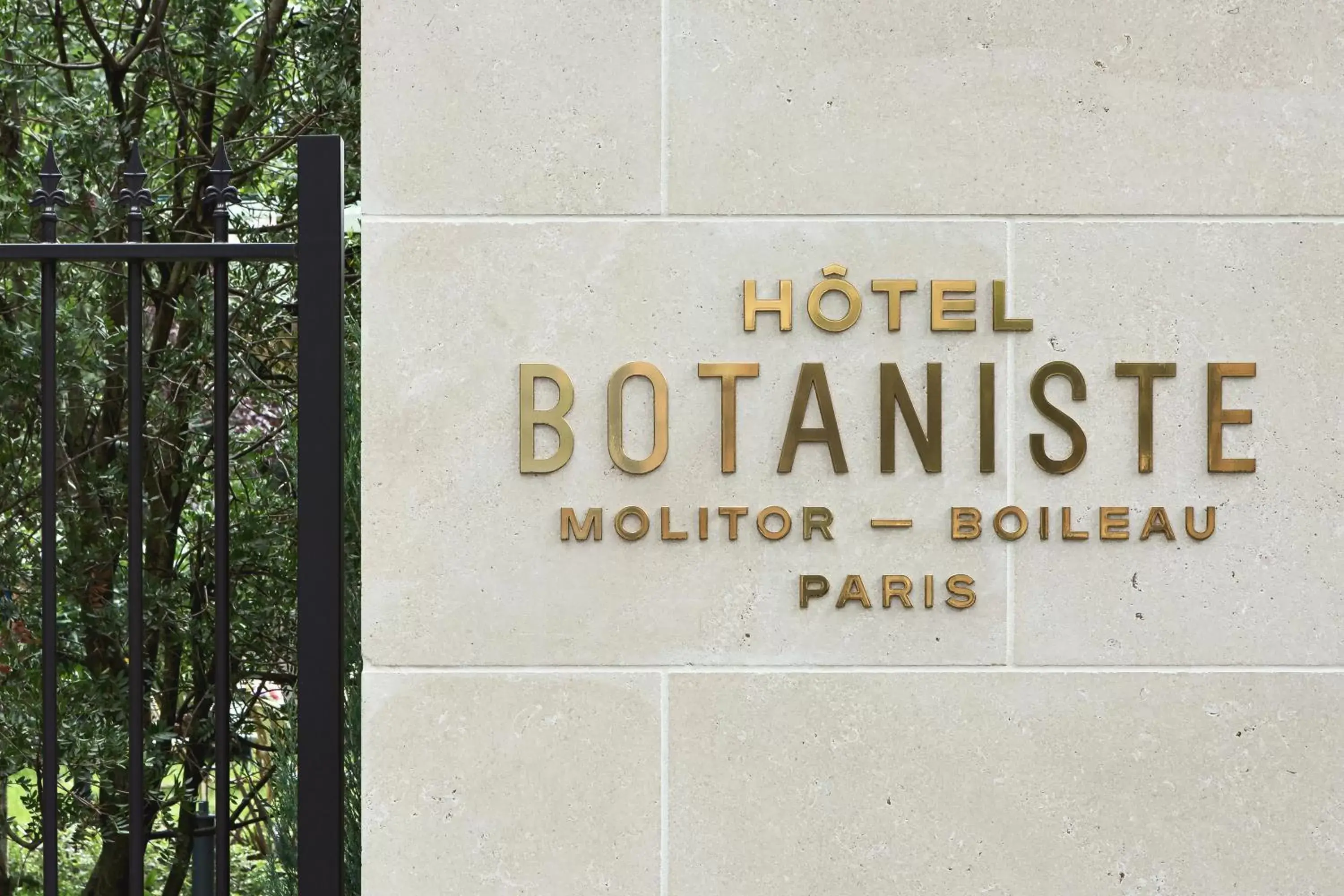 Property building, Property Logo/Sign in Hôtel Botaniste