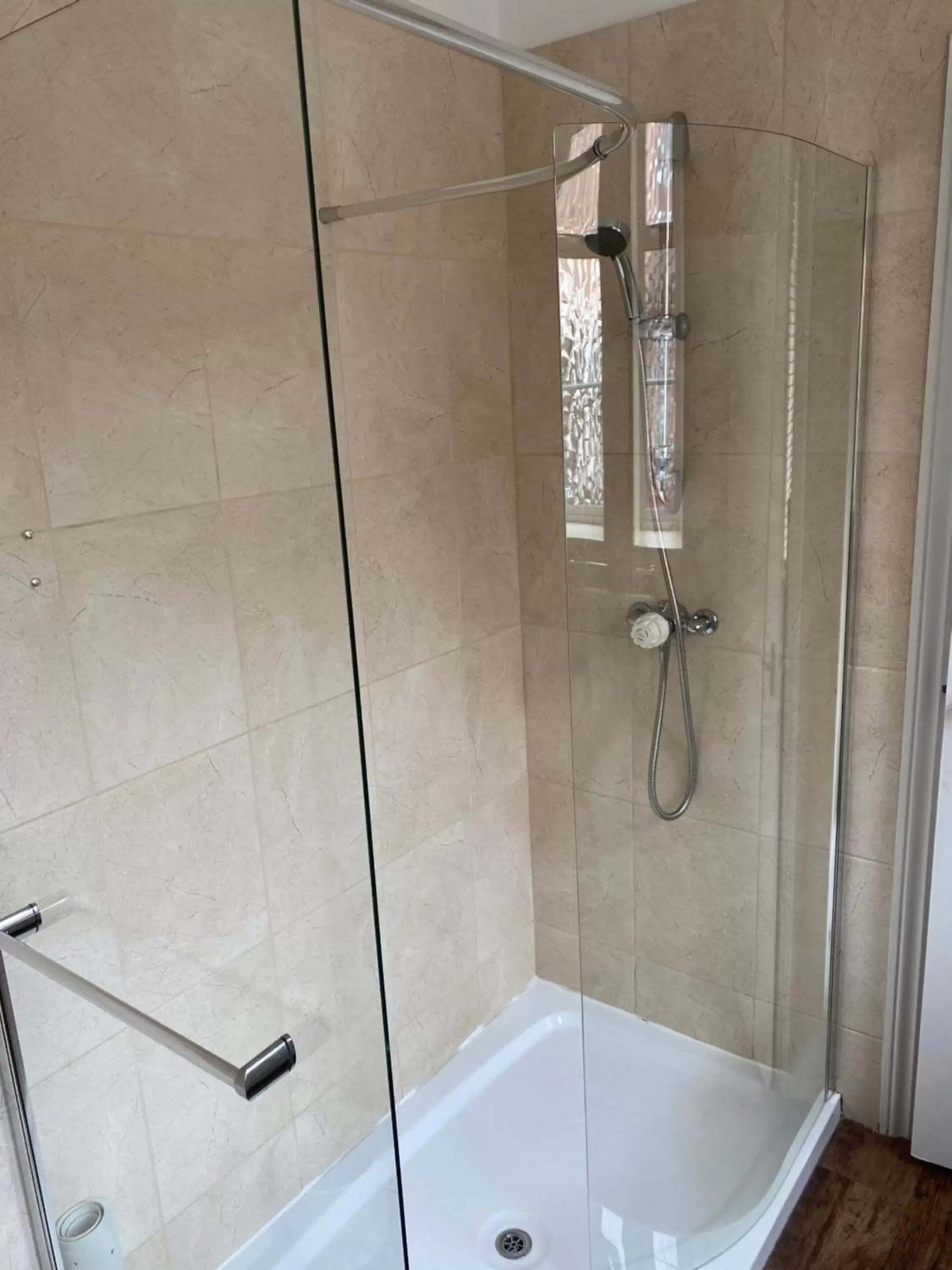 Shower, Bathroom in The Tudor Hotel