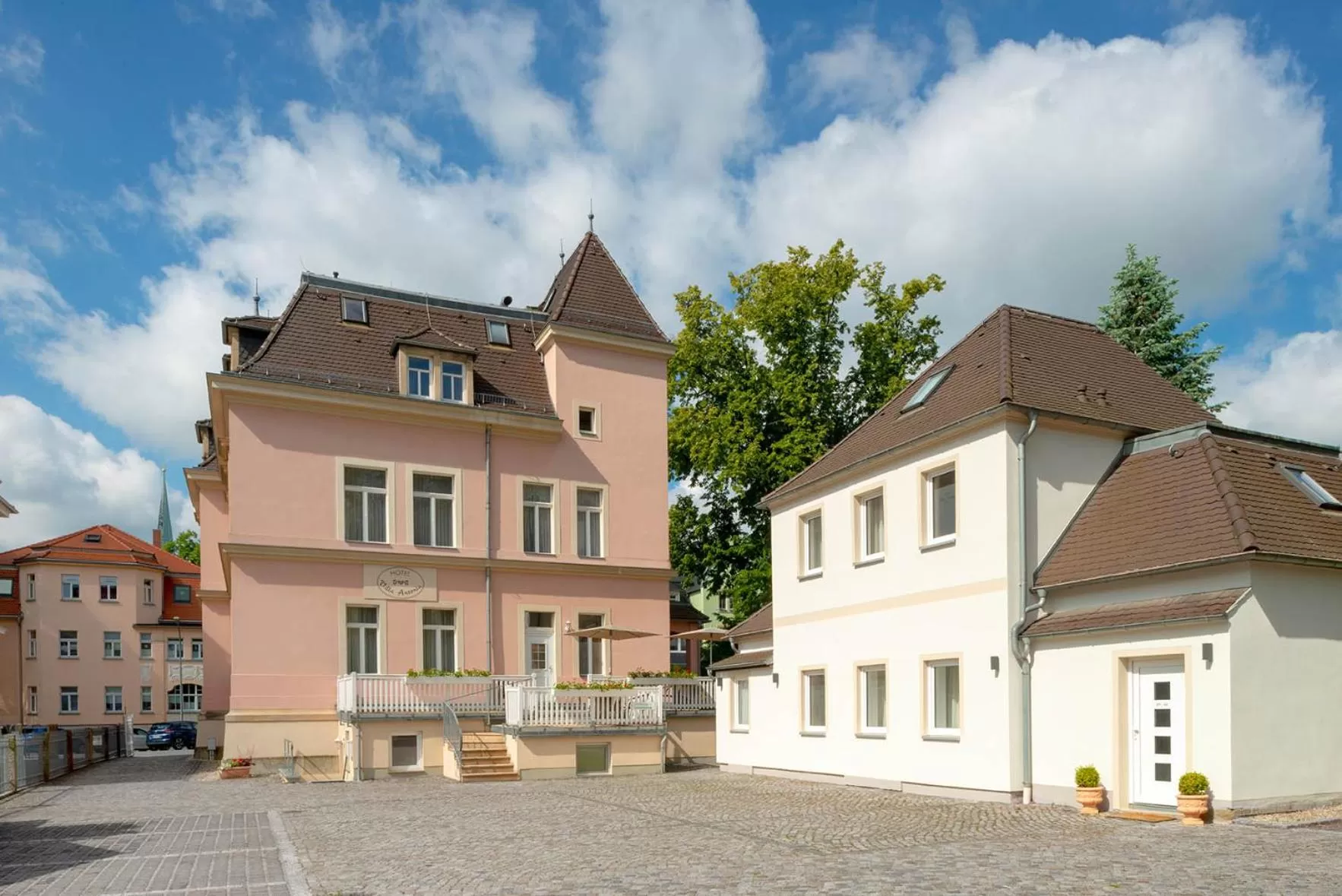 Property building in Villa Antonia