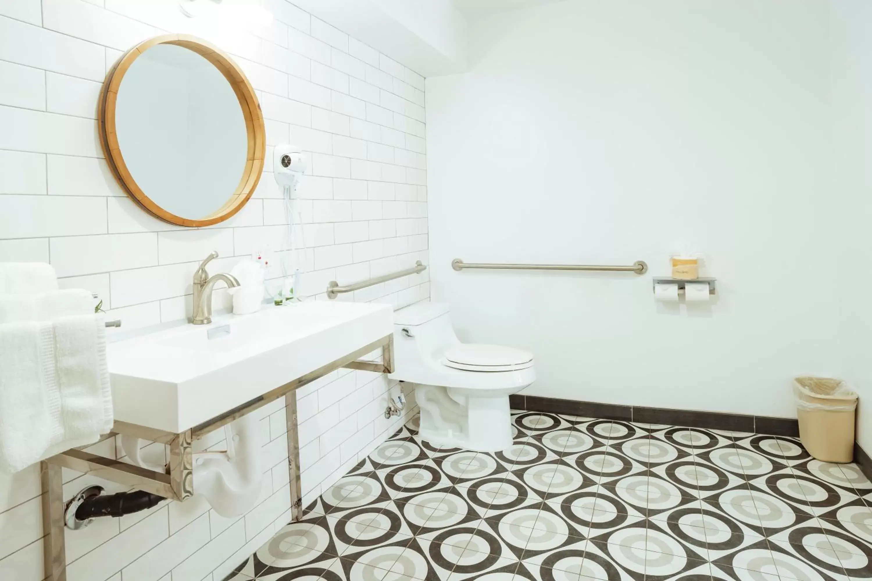 Bathroom in The Belmont Shore Inn