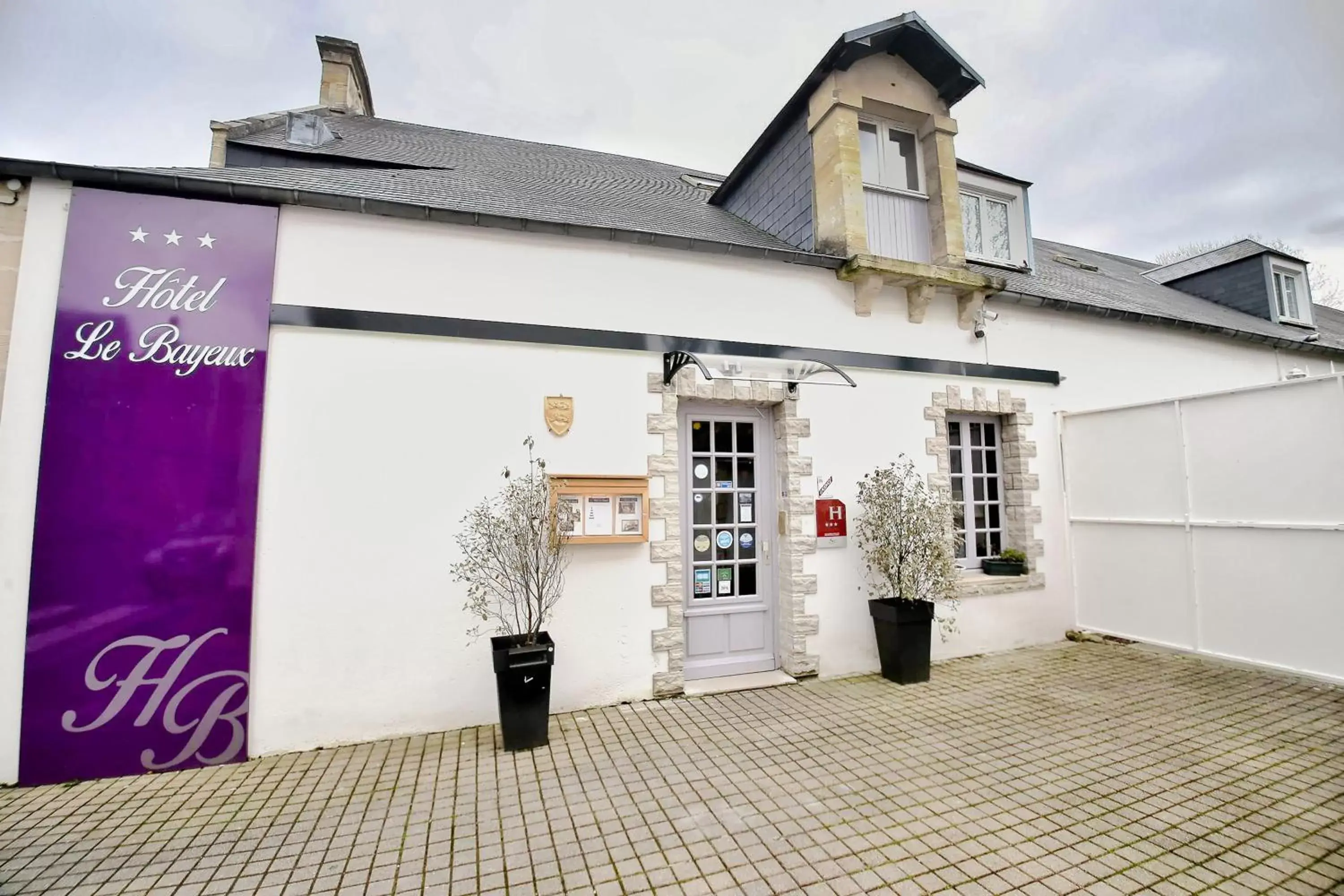 Facade/entrance, Property Building in Hôtel Le Bayeux