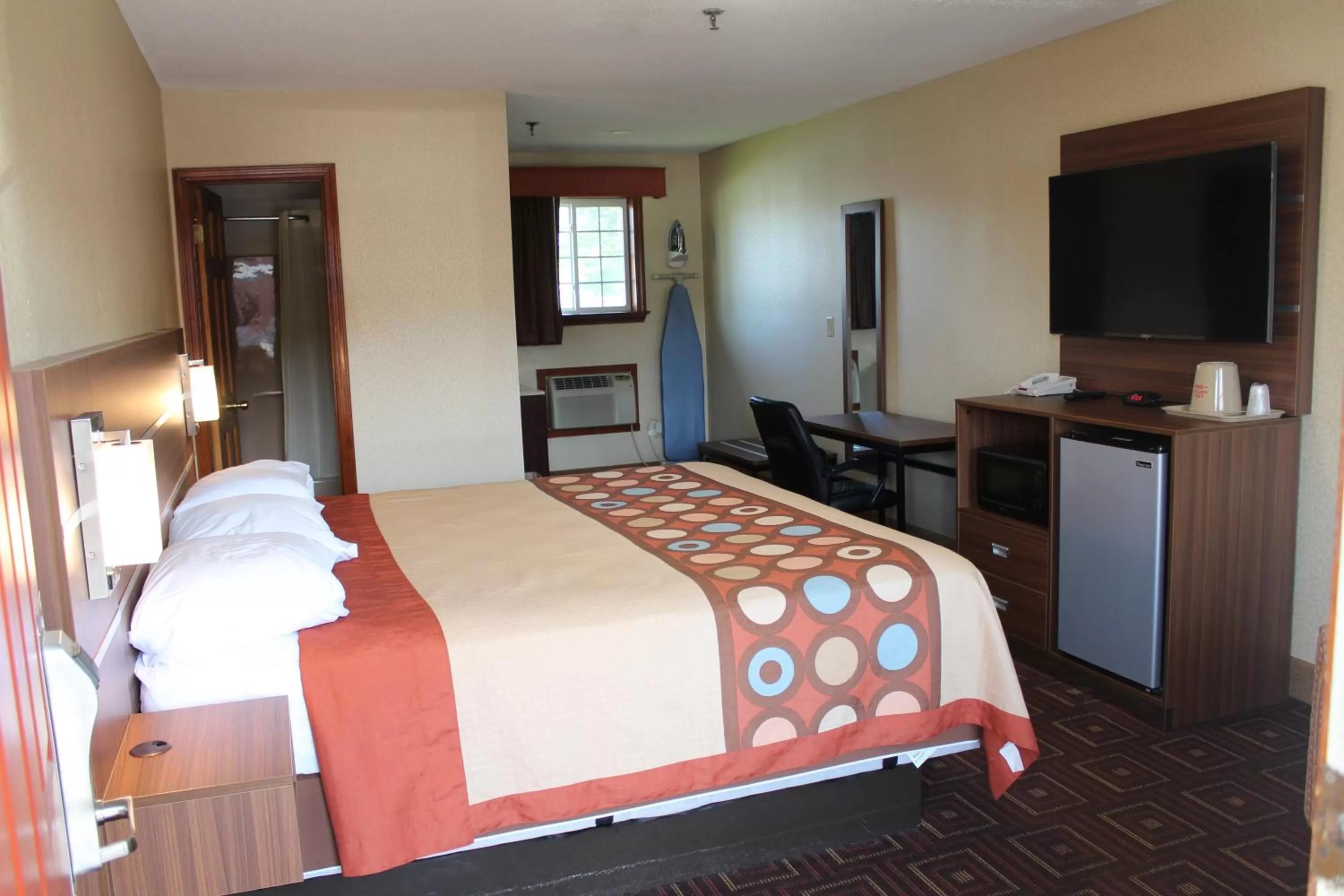 Photo of the whole room, Bed in American Inn