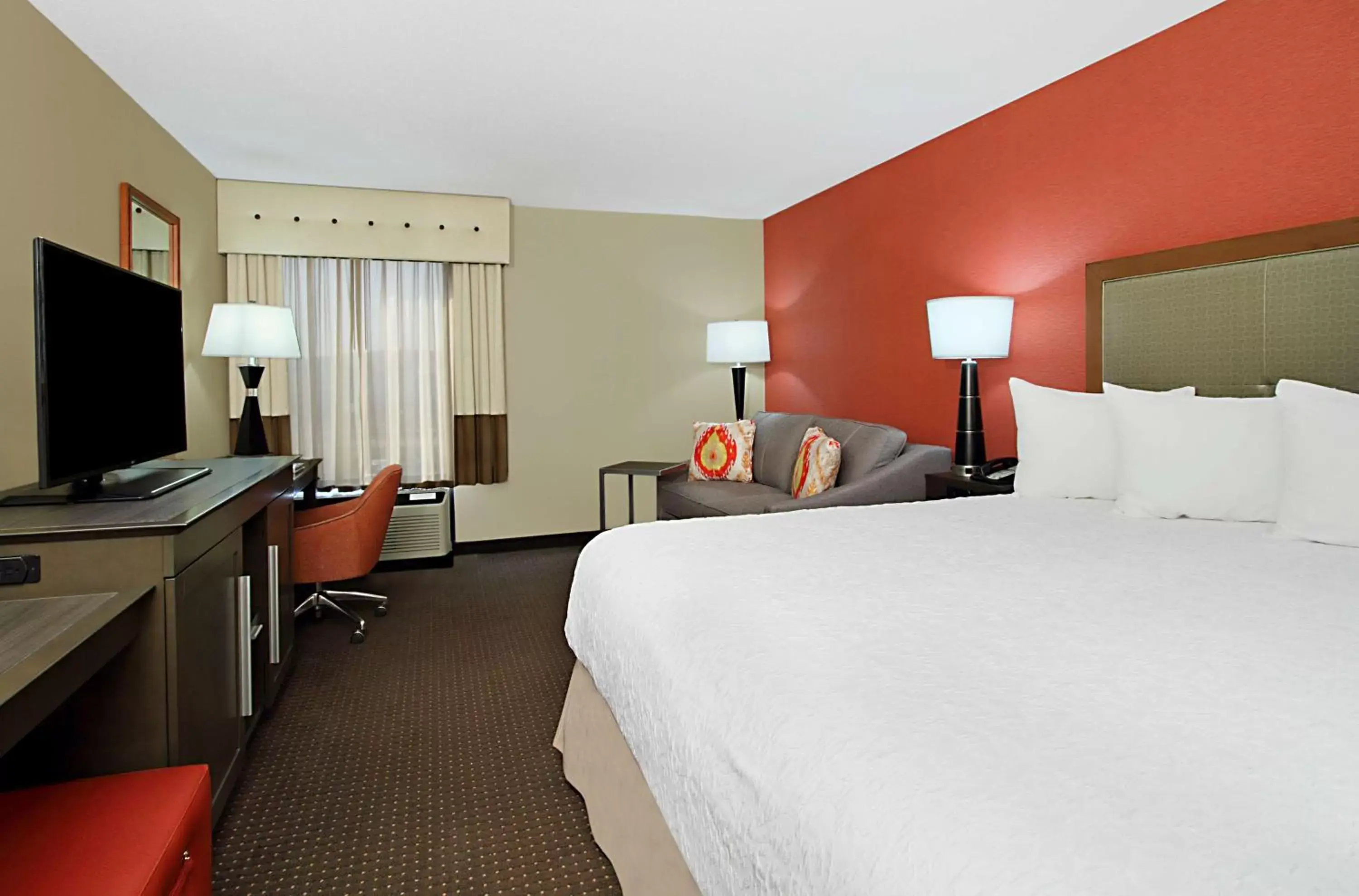 Bed in Hampton Inn Columbus-International Airport