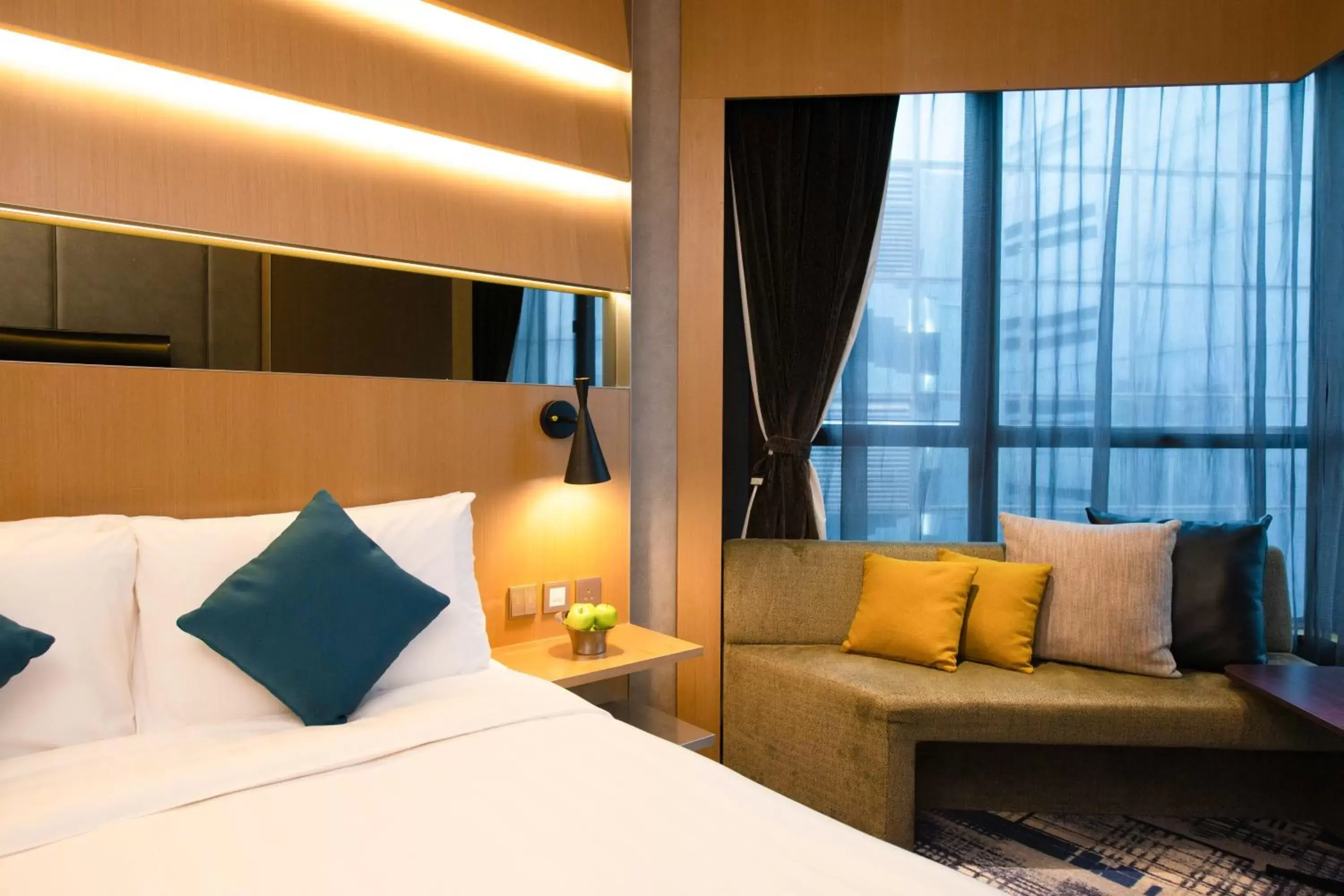 Seating area, Bed in The Harbourview