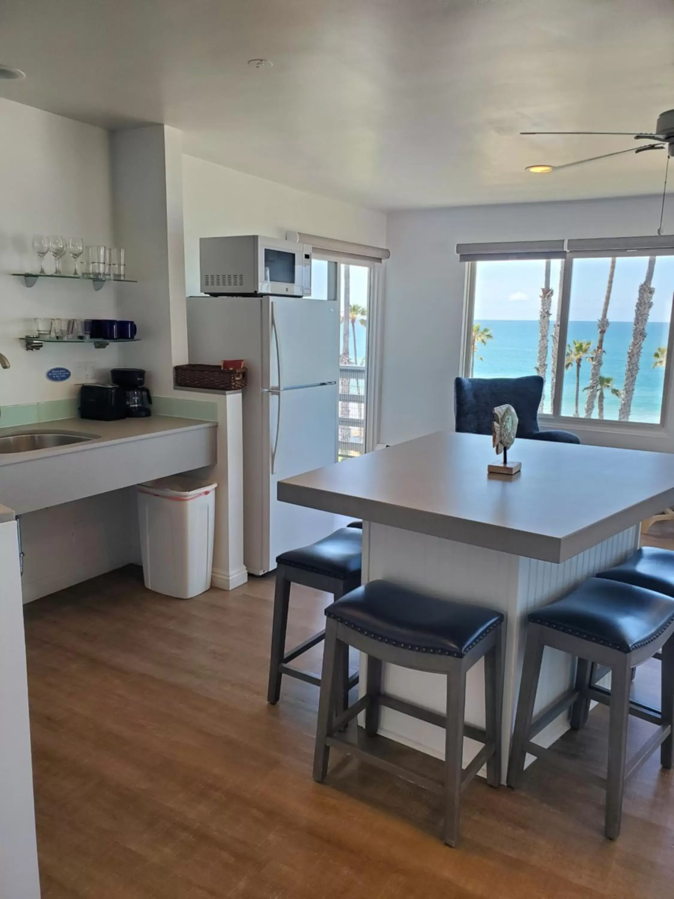 Kitchen or kitchenette, Dining Area in Sea Horse Resort