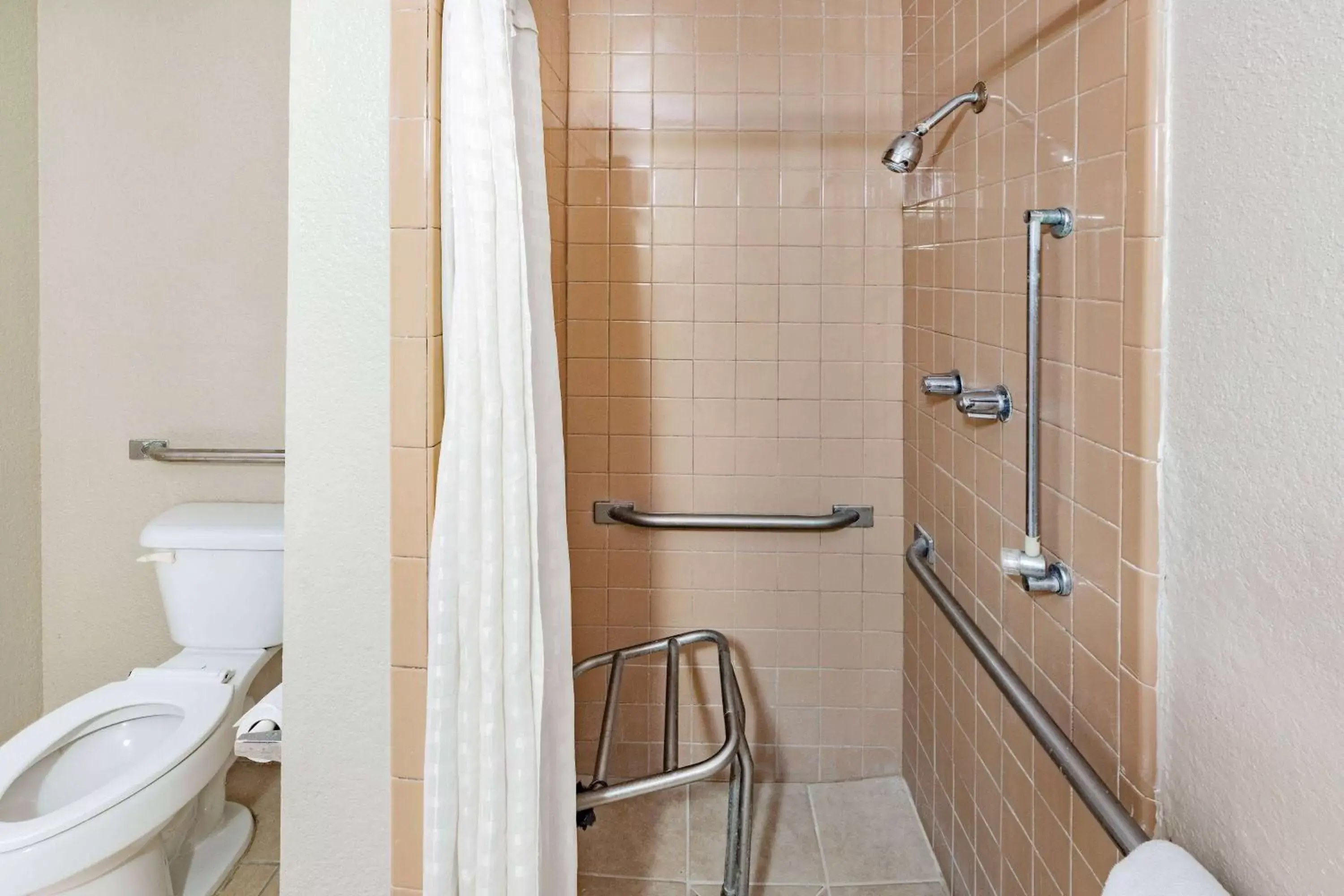 Shower, Bathroom in Howard Johnson by Wyndham Houston Hobby