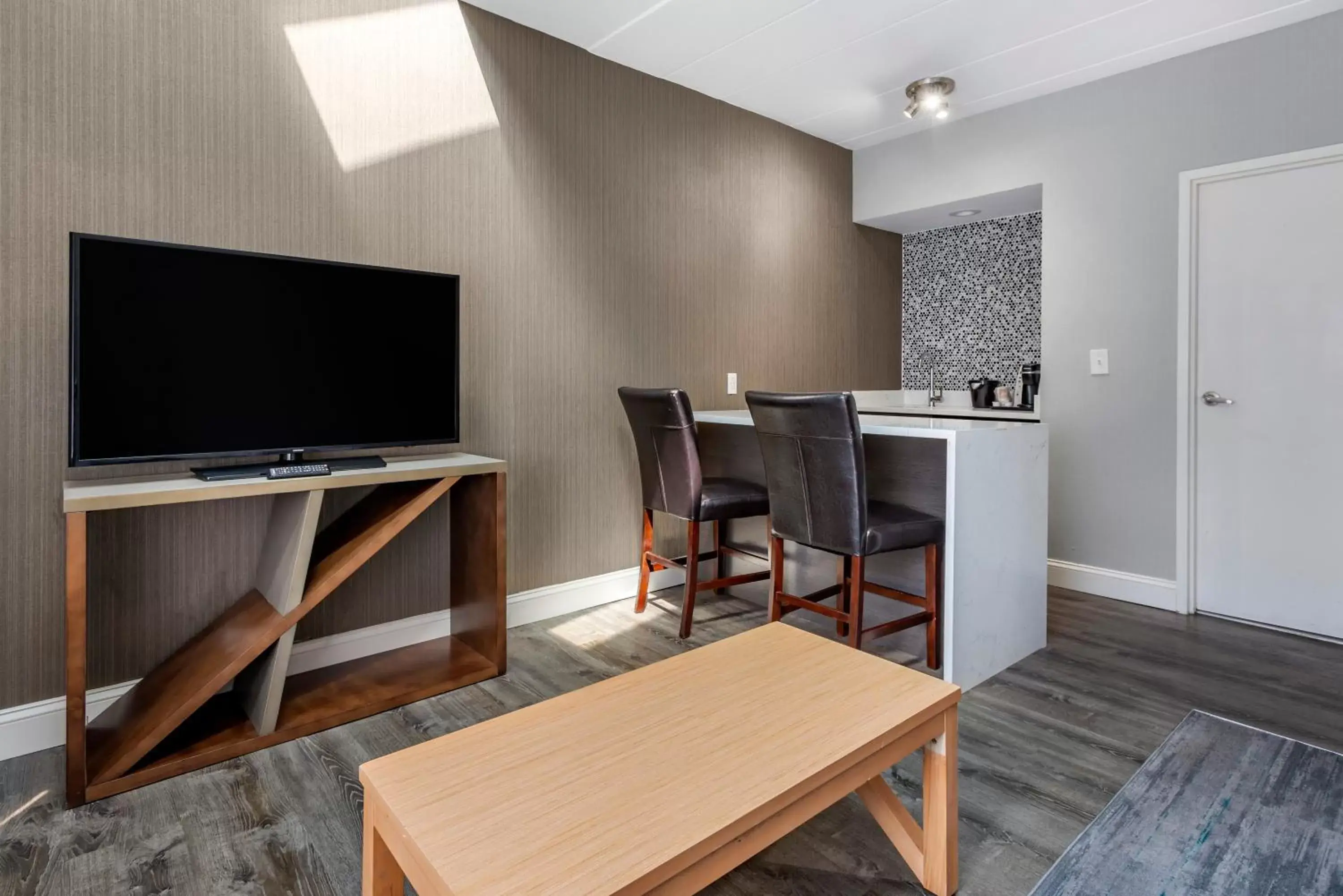 Communal lounge/ TV room, TV/Entertainment Center in Somerset Lofts, Ascend Hotel Collection