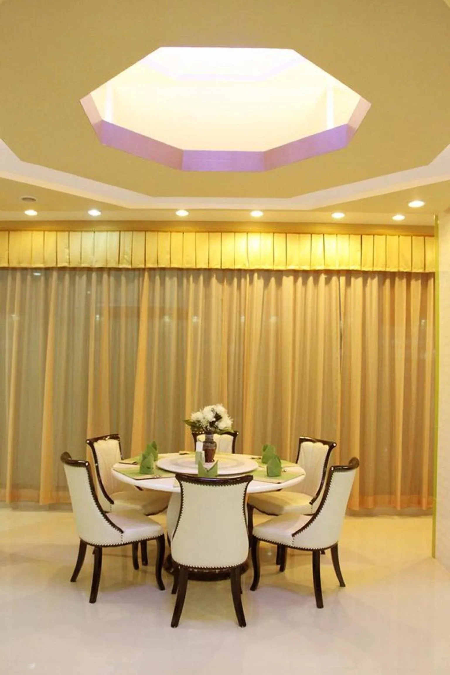 Restaurant/places to eat in Visiting Card Hotel & Resort