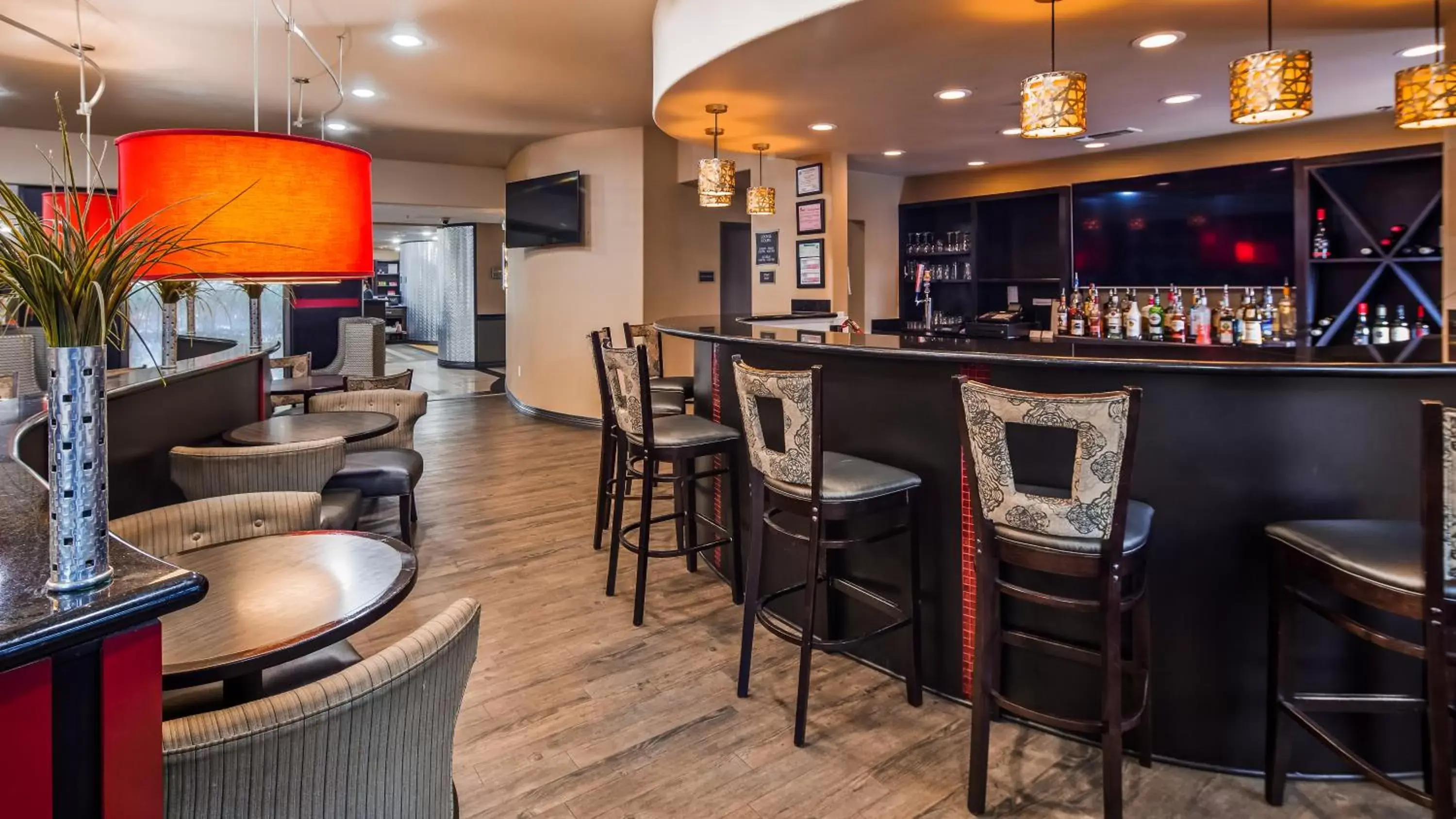Restaurant/places to eat, Lounge/Bar in Best Western Premier Crown Chase Inn & Suites