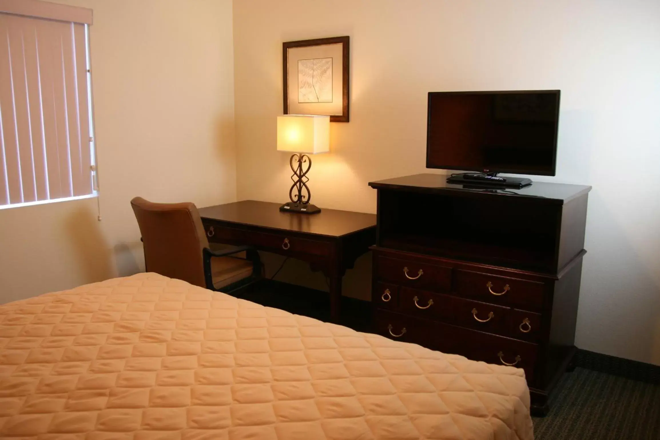 Bedroom, TV/Entertainment Center in Affordable Suites - Fayetteville/Fort Bragg