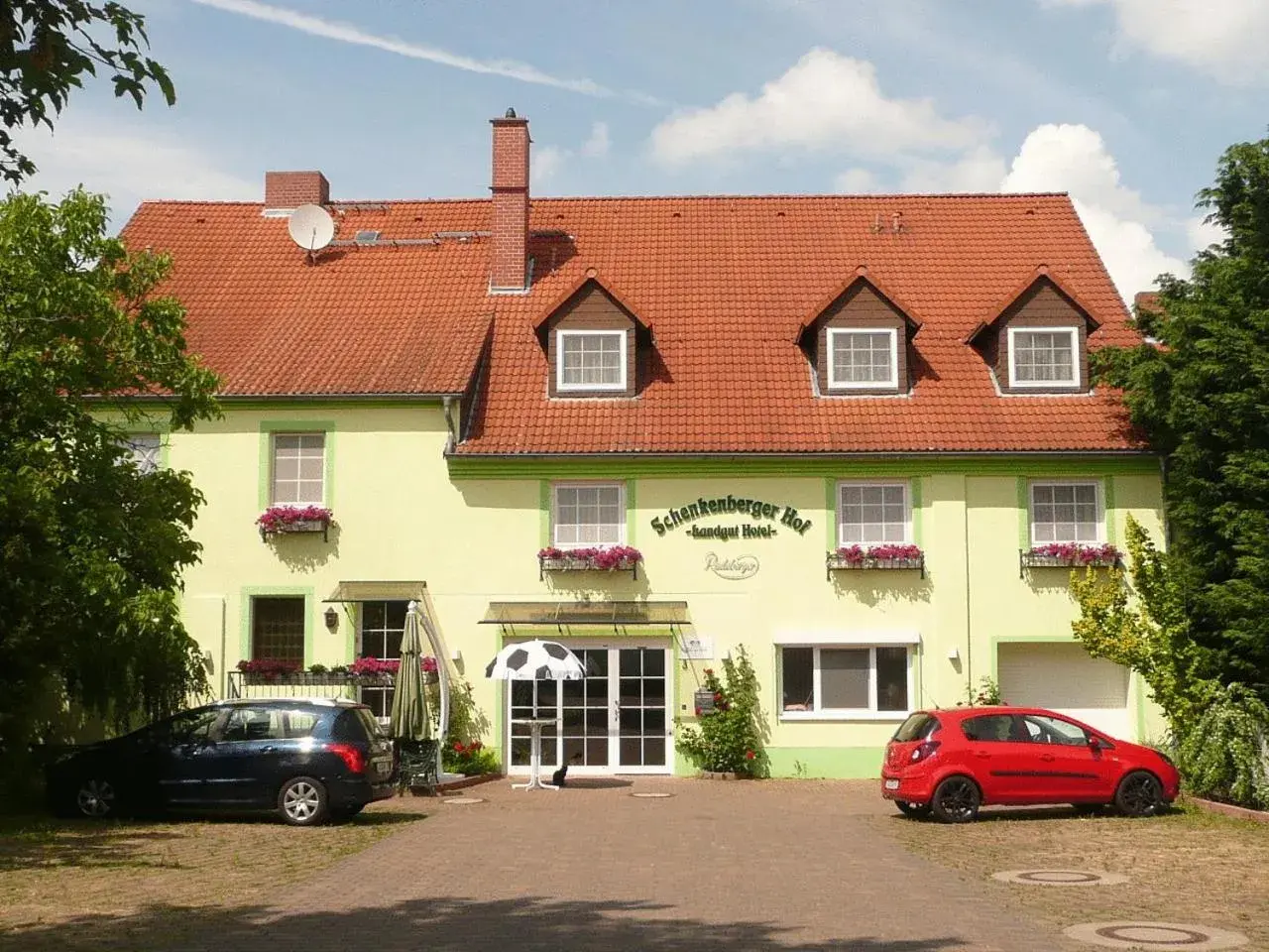 Facade/entrance, Property Building in Land-gut-Hotel Schenkenberger Hof