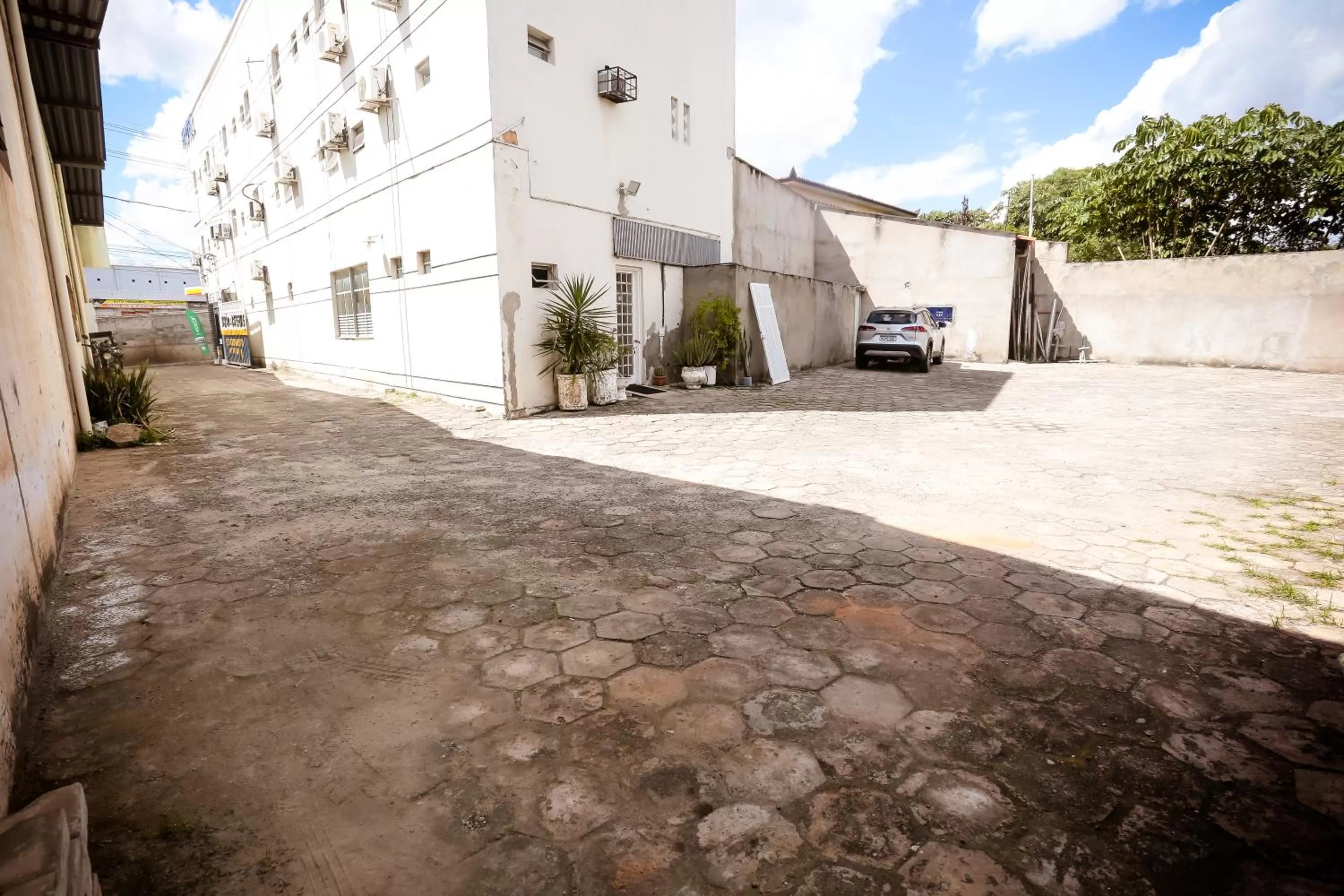 Parking, Property Building in Hotel Barão Palace