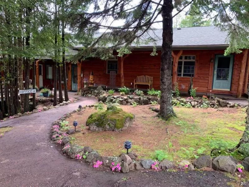 Facade/entrance in Thomsonite Inn on Lake Superior