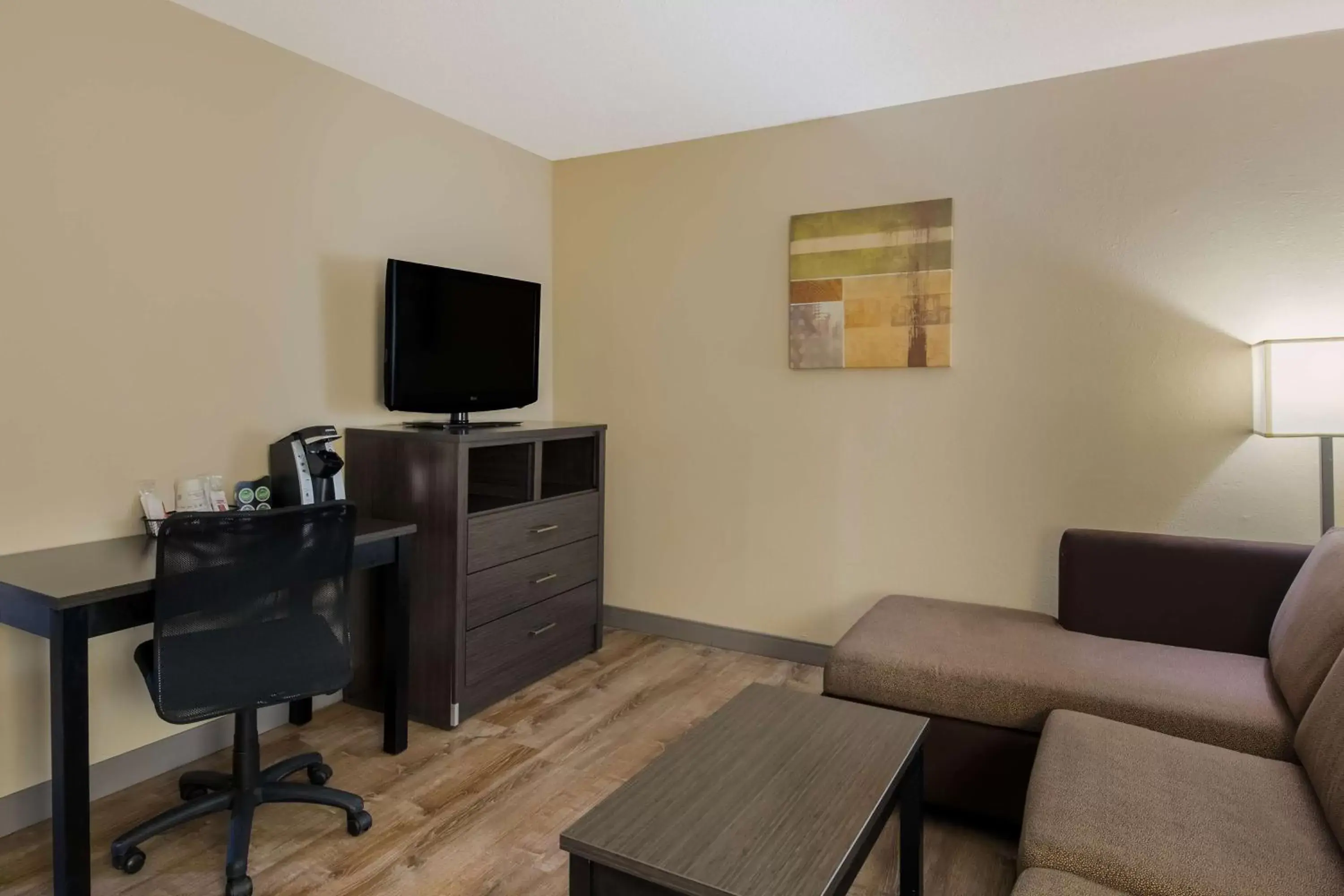 Bedroom, TV/Entertainment Center in SureStay Plus Hotel by Best Western Jackson