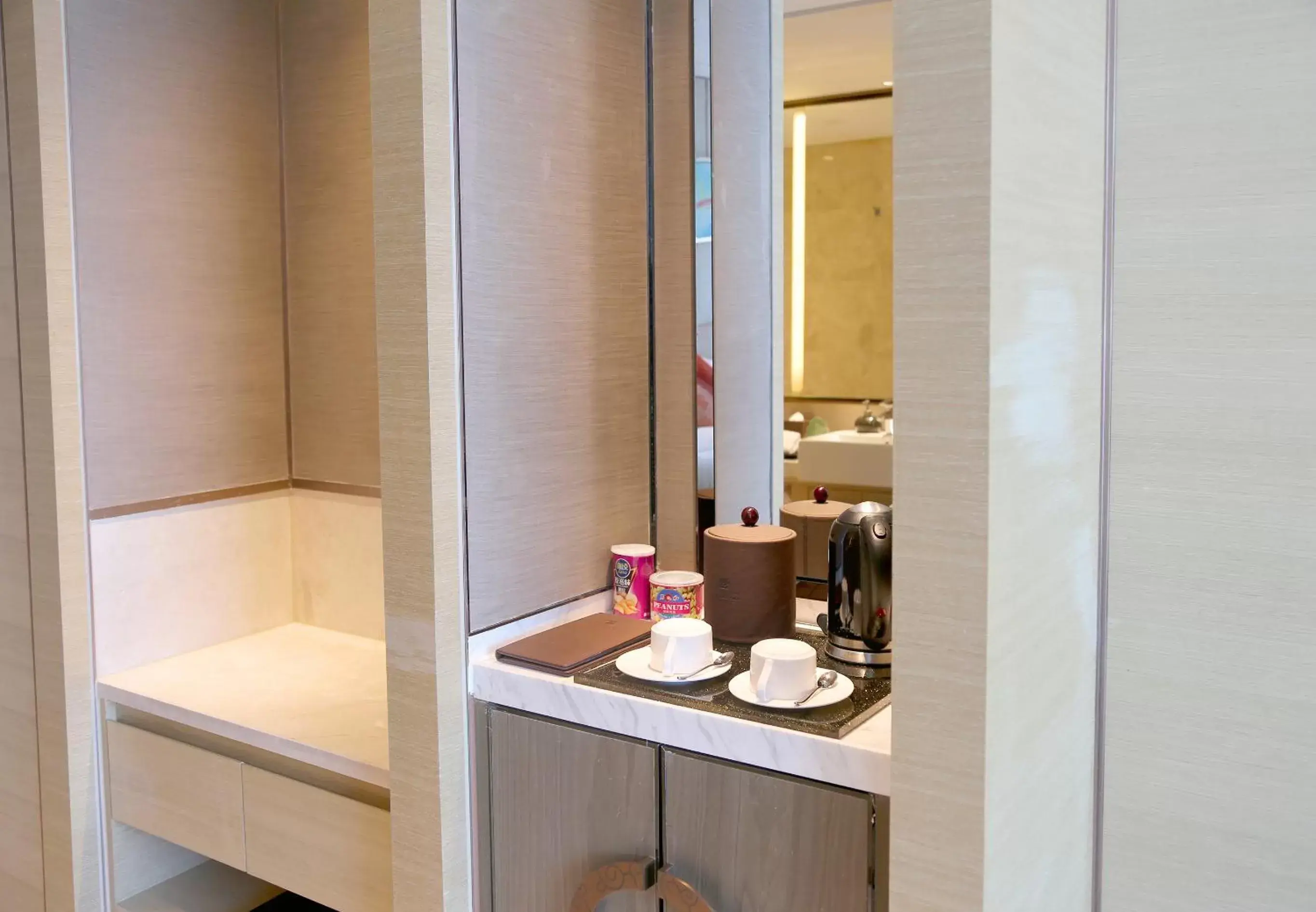 Coffee/tea facilities, Bathroom in Grand Metropark Hotel Beijing