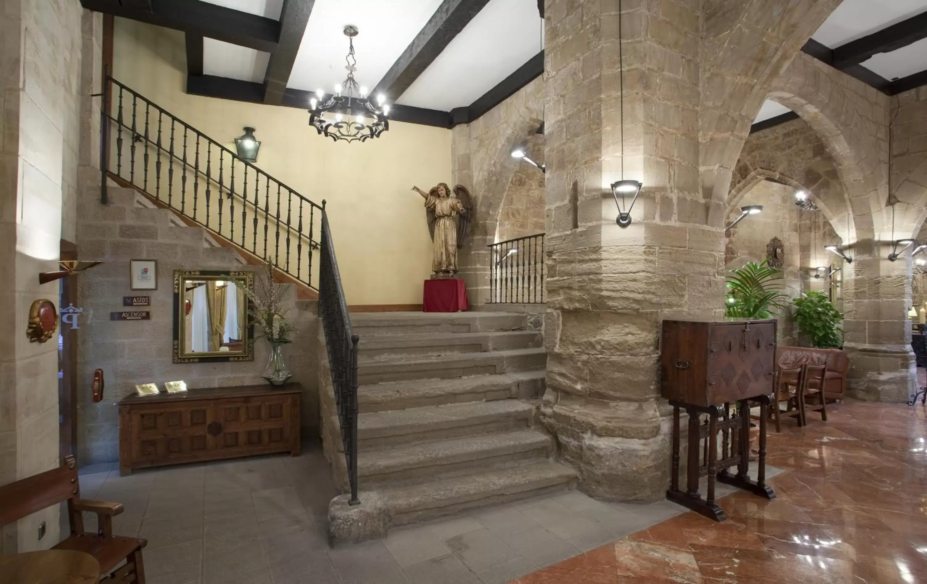 Lounge or bar, Lobby/Reception in Parador de Santo Domingo de la Calzada