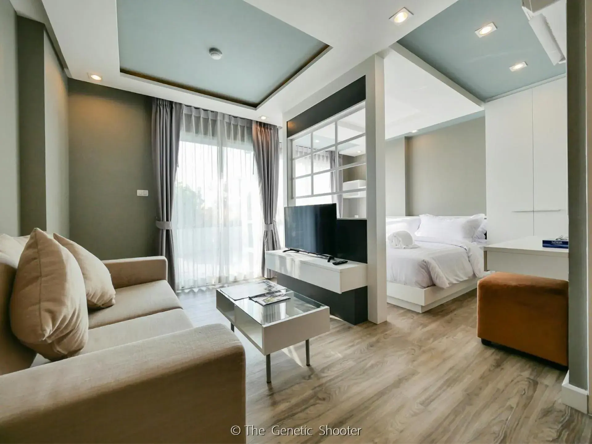 Bed, TV/Entertainment Center in Wisdom Hotel