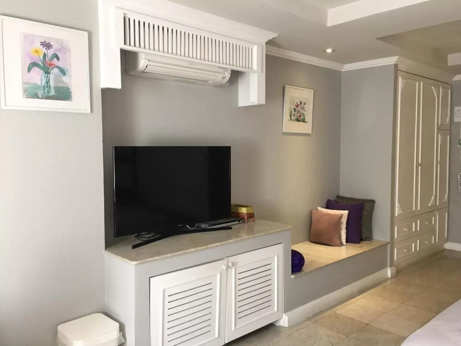 TV and multimedia, TV/Entertainment Center in At Pingnakorn Hotel