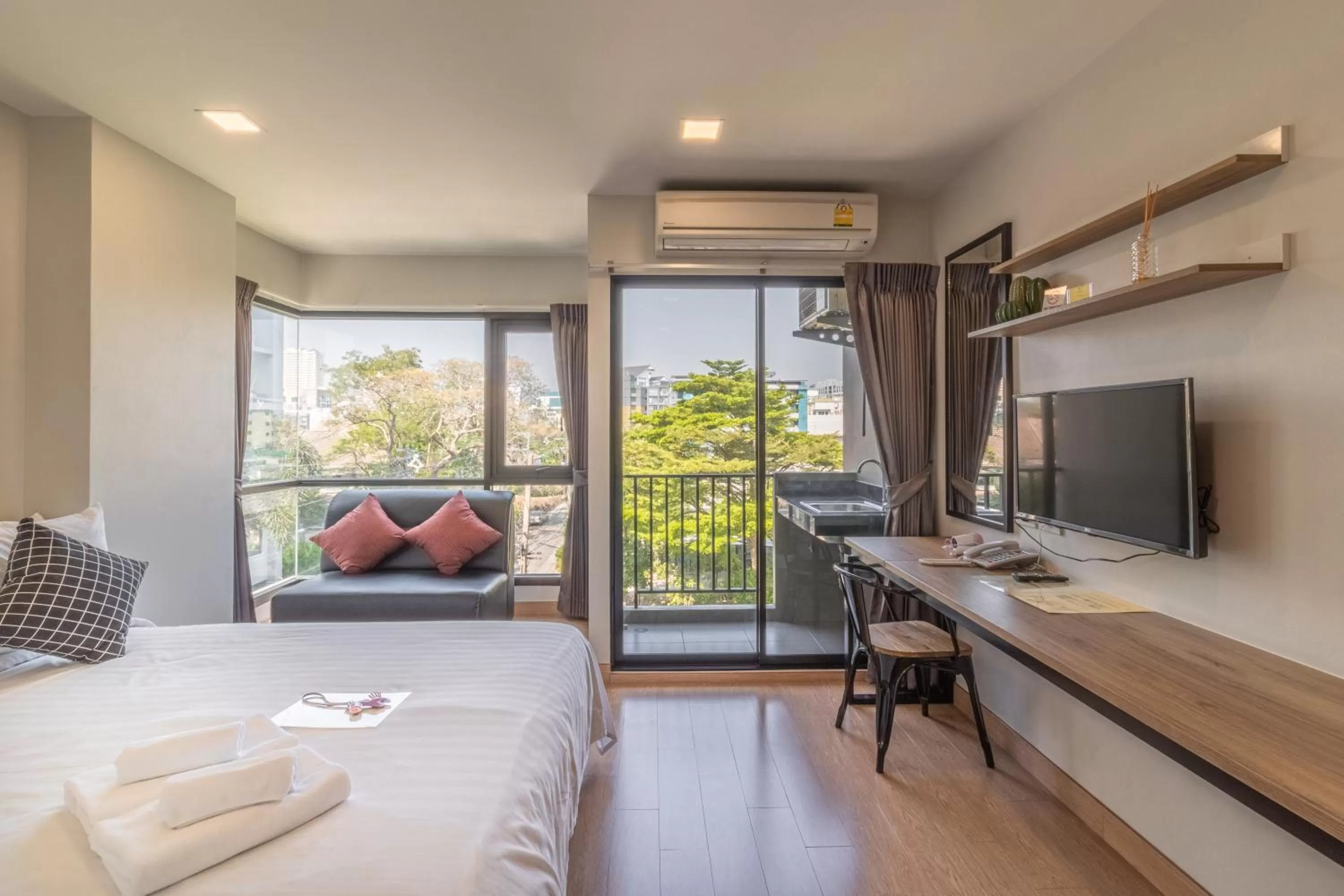 Deluxe Double Room with Balcony in Casa Luxe Hotel and Resident