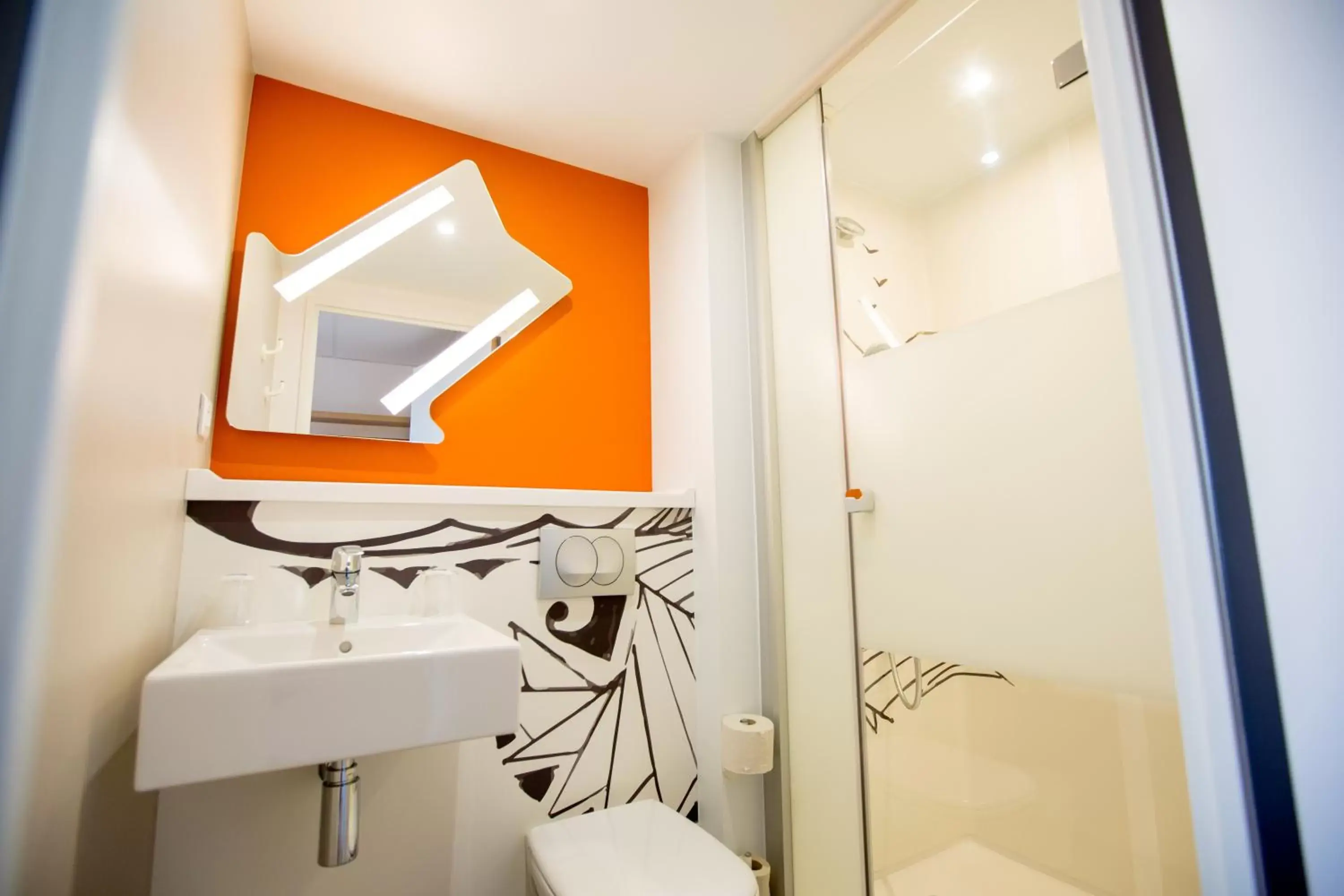 Bathroom in ibis budget Cherbourg - La Glacerie