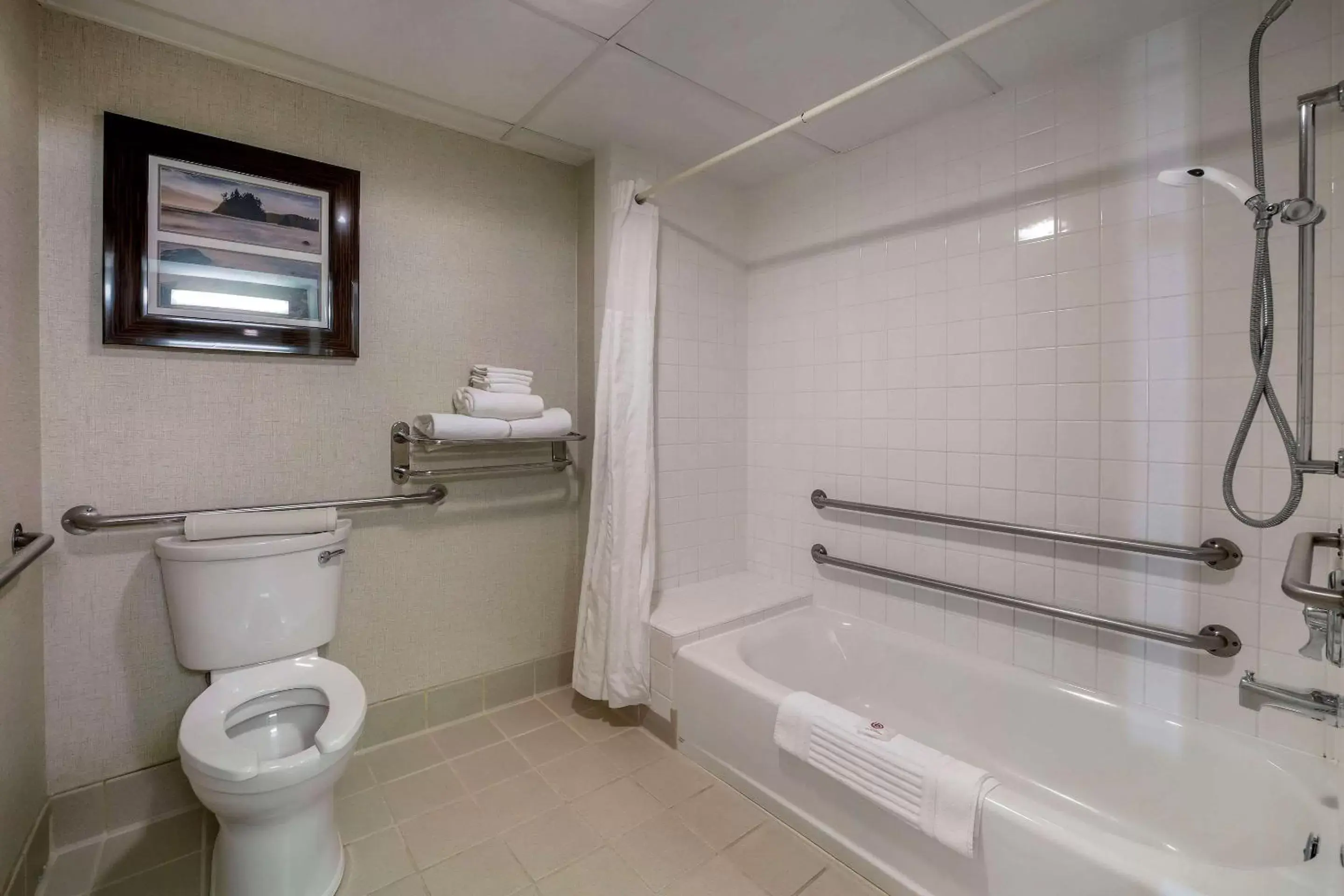 Bathroom in Comfort Inn Humboldt Bay - Eureka