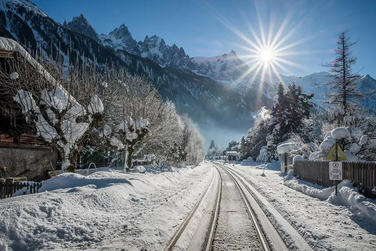 Neighbourhood, Winter in Eden Hotel, Apartments and Chalet Chamonix Les Praz