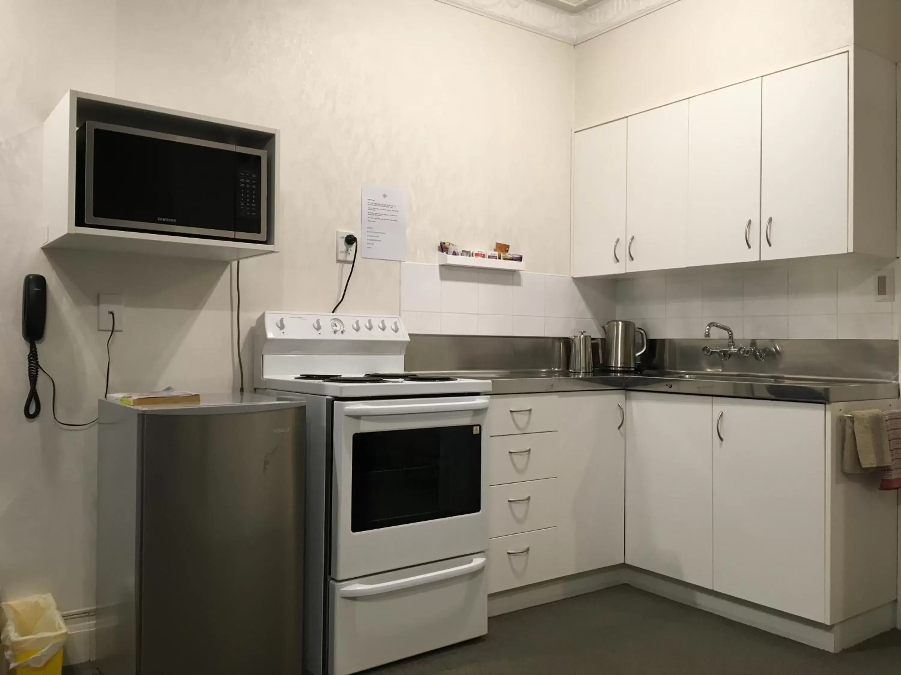 Kitchen or kitchenette, Kitchen/Kitchenette in Colonial Motel