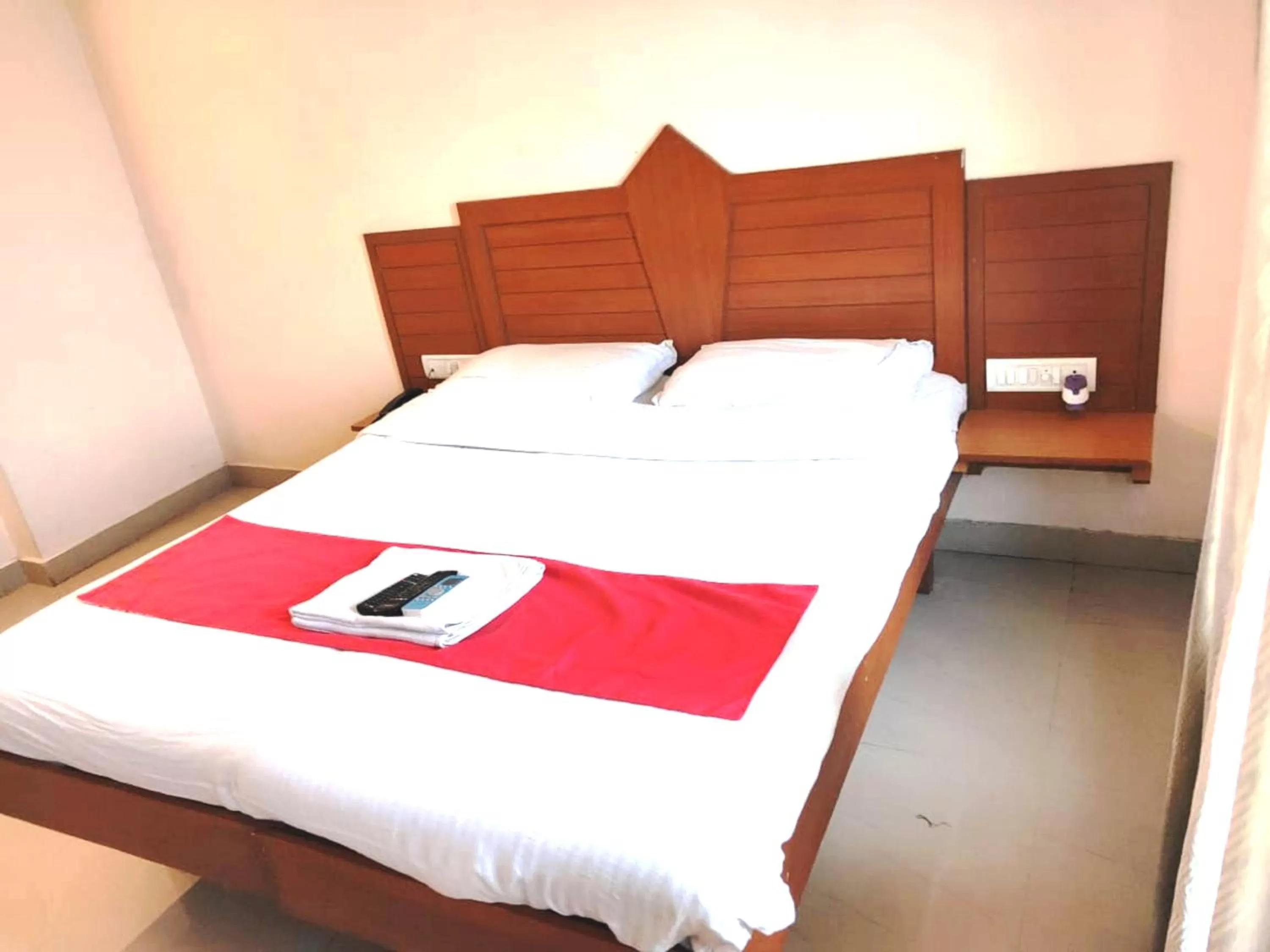 Bed in Silver Cloud Hotel Sholinganallur