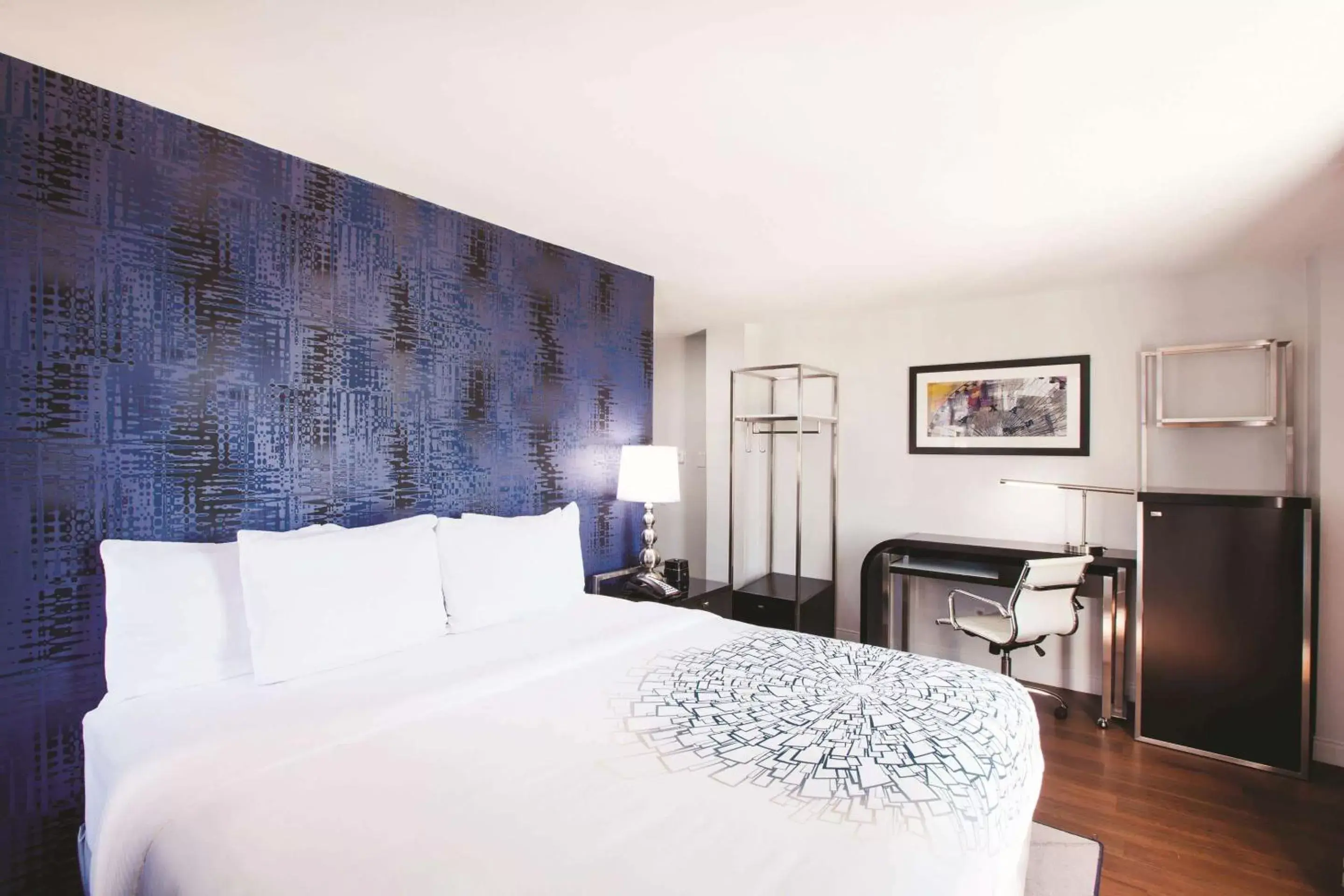 Photo of the whole room, Bed in Holiday Inn Express - Dallas Downtown by IHG Photo of the whole room, Bed in Holiday Inn Express - Dallas Downtown by IHG