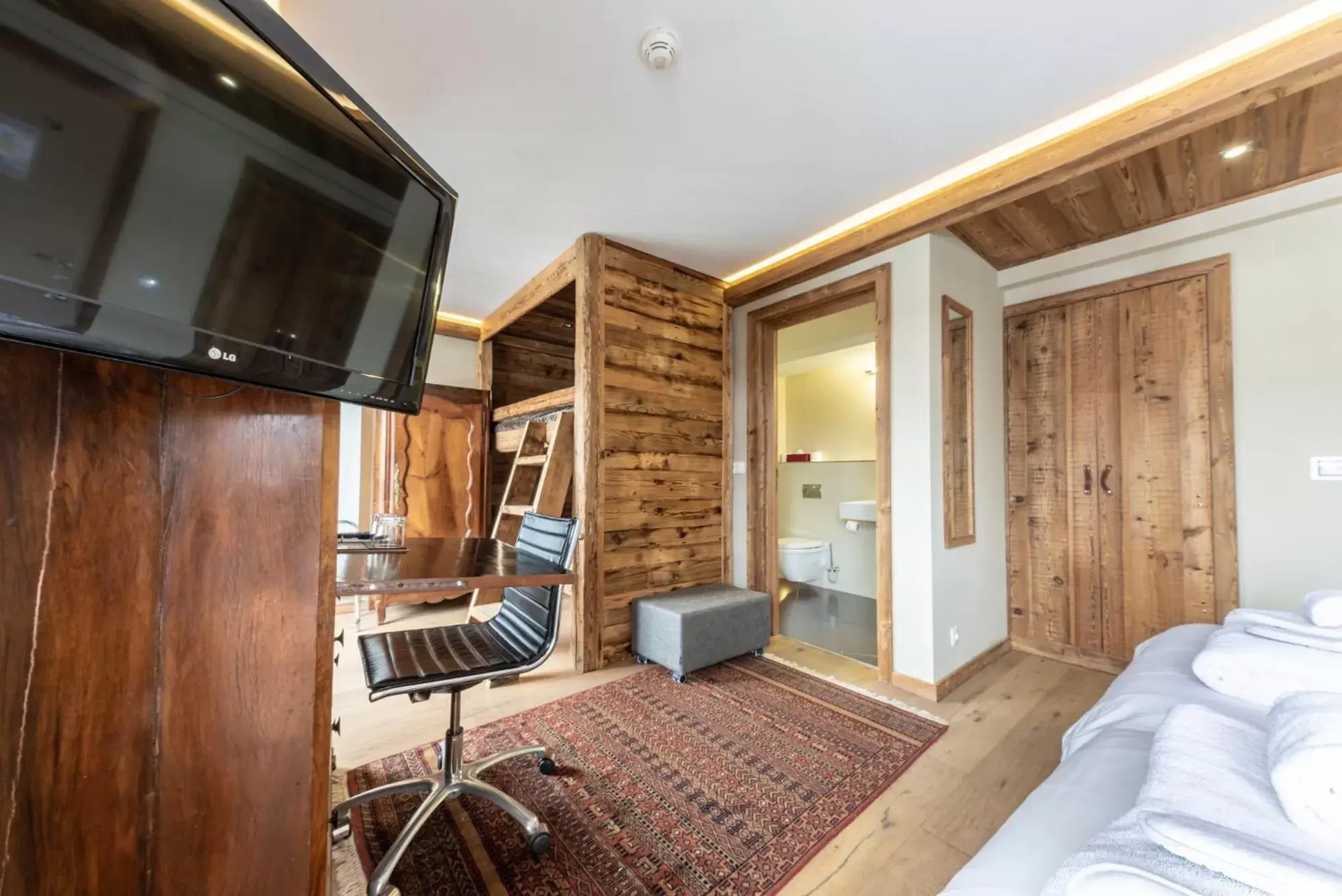 Photo of the whole room, TV/Entertainment Center in Chamois d'Or Hotel