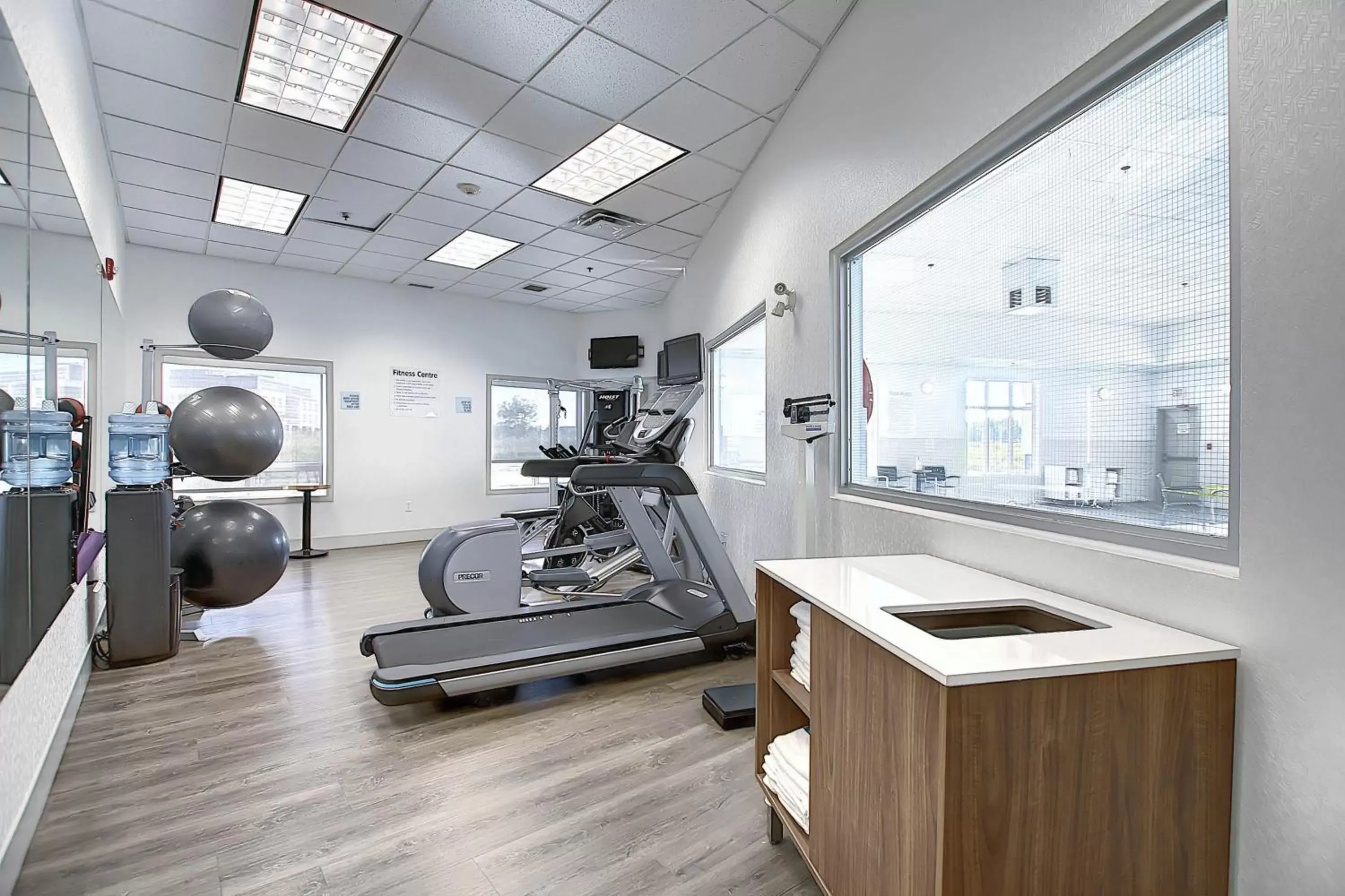 Spa and wellness centre/facilities, Fitness Center/Facilities in Holiday Inn Express Airport Calgary, an IHG Hotel