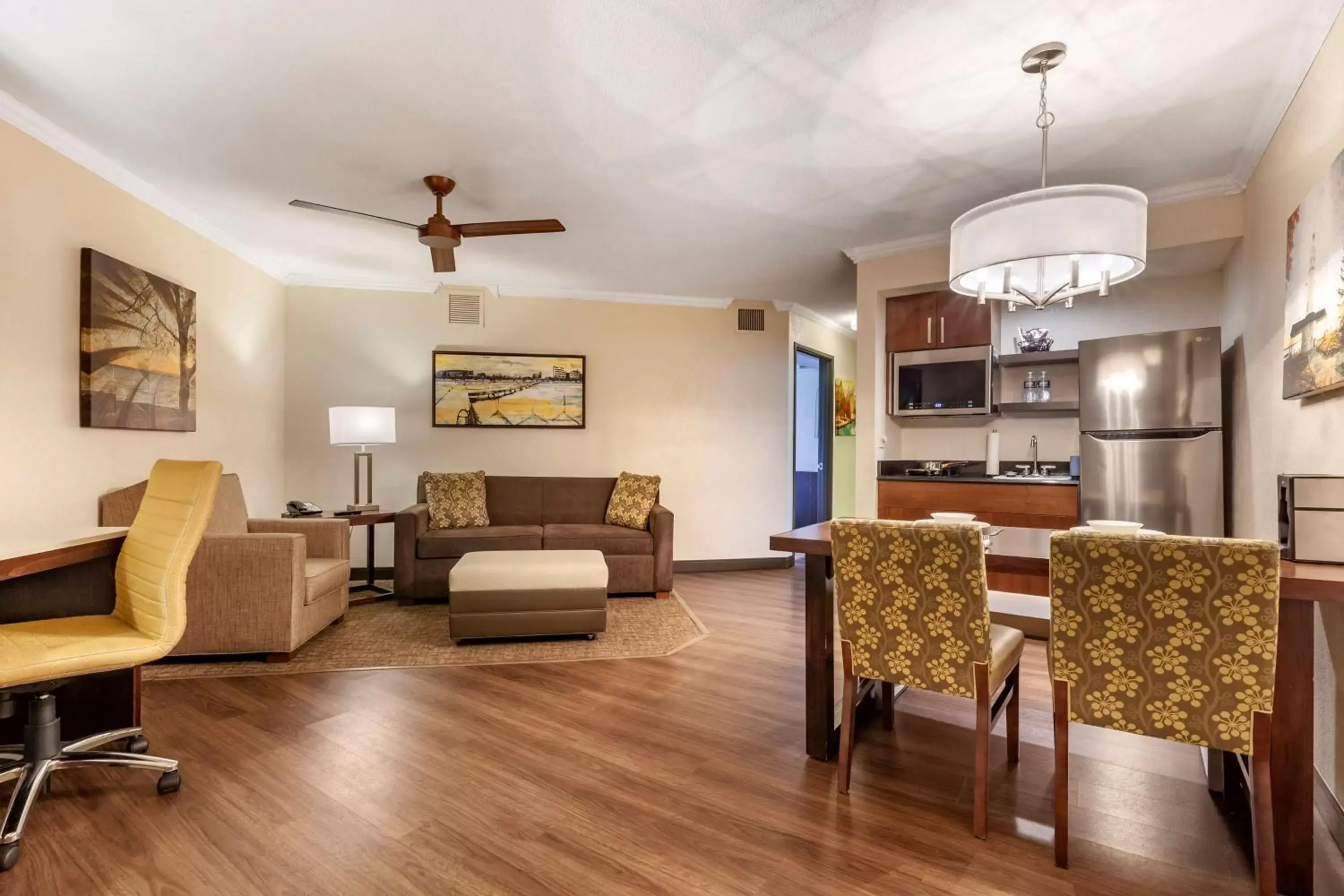 Bedroom, Seating Area in Best Western Premier Bridgewood Hotel Resort