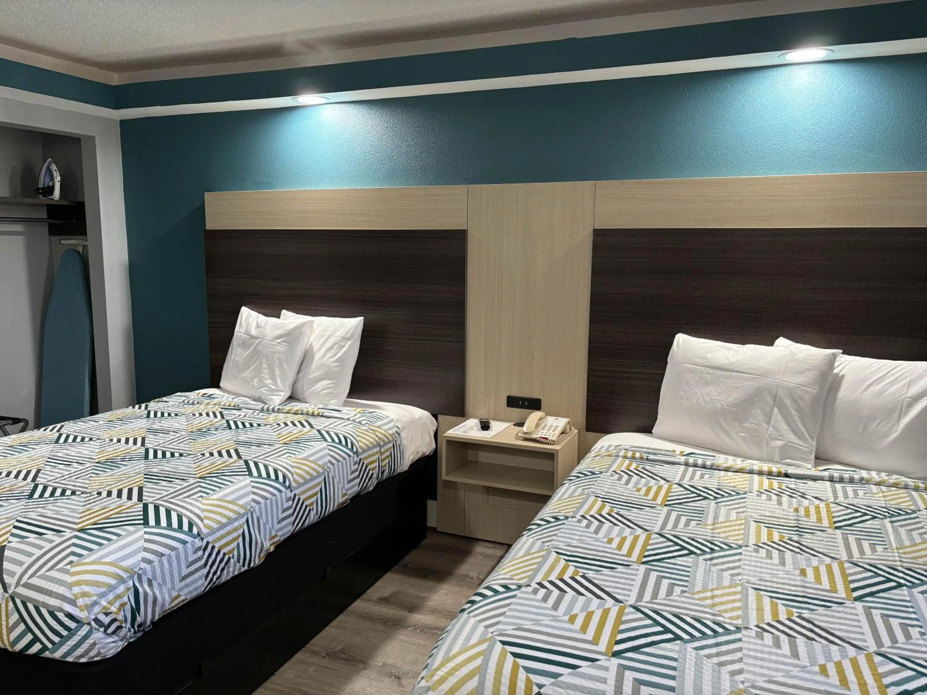 Bedroom, Bed in Studio 6 Suites Memphis, TN East Memphis