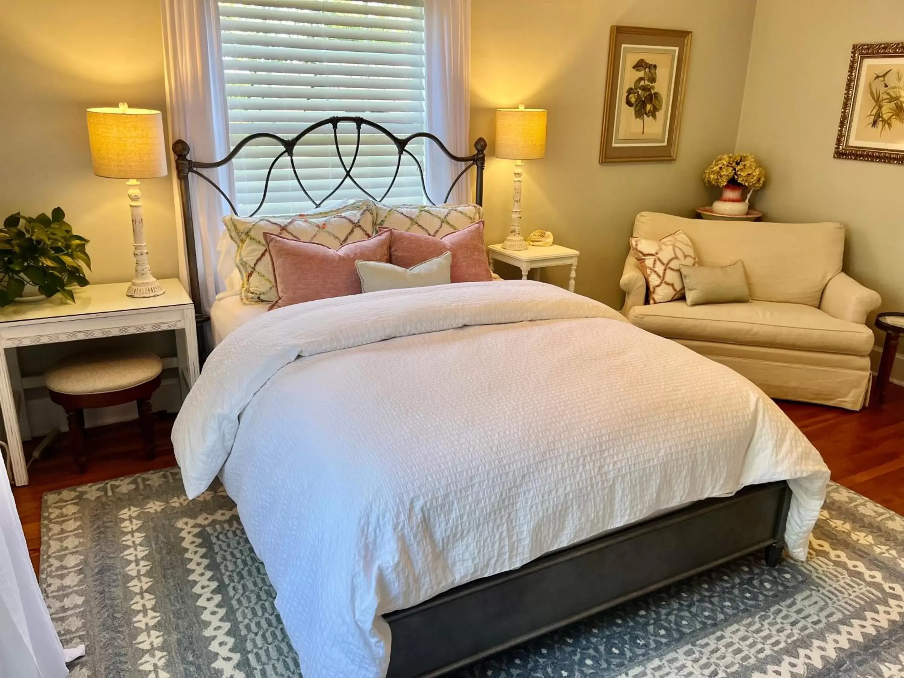 Bed in The Holly and Ivy Inn