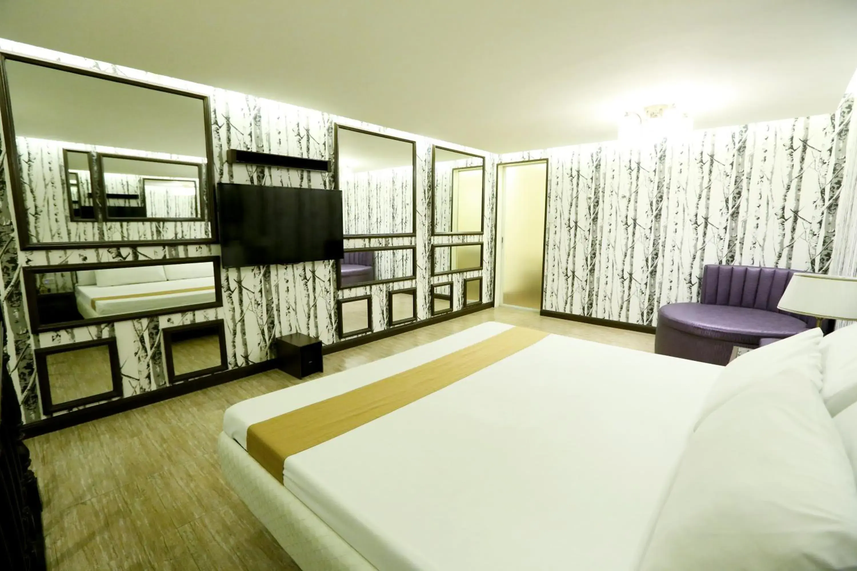 Bedroom, Bed in Victoria Court Cuneta Motorist Lodge