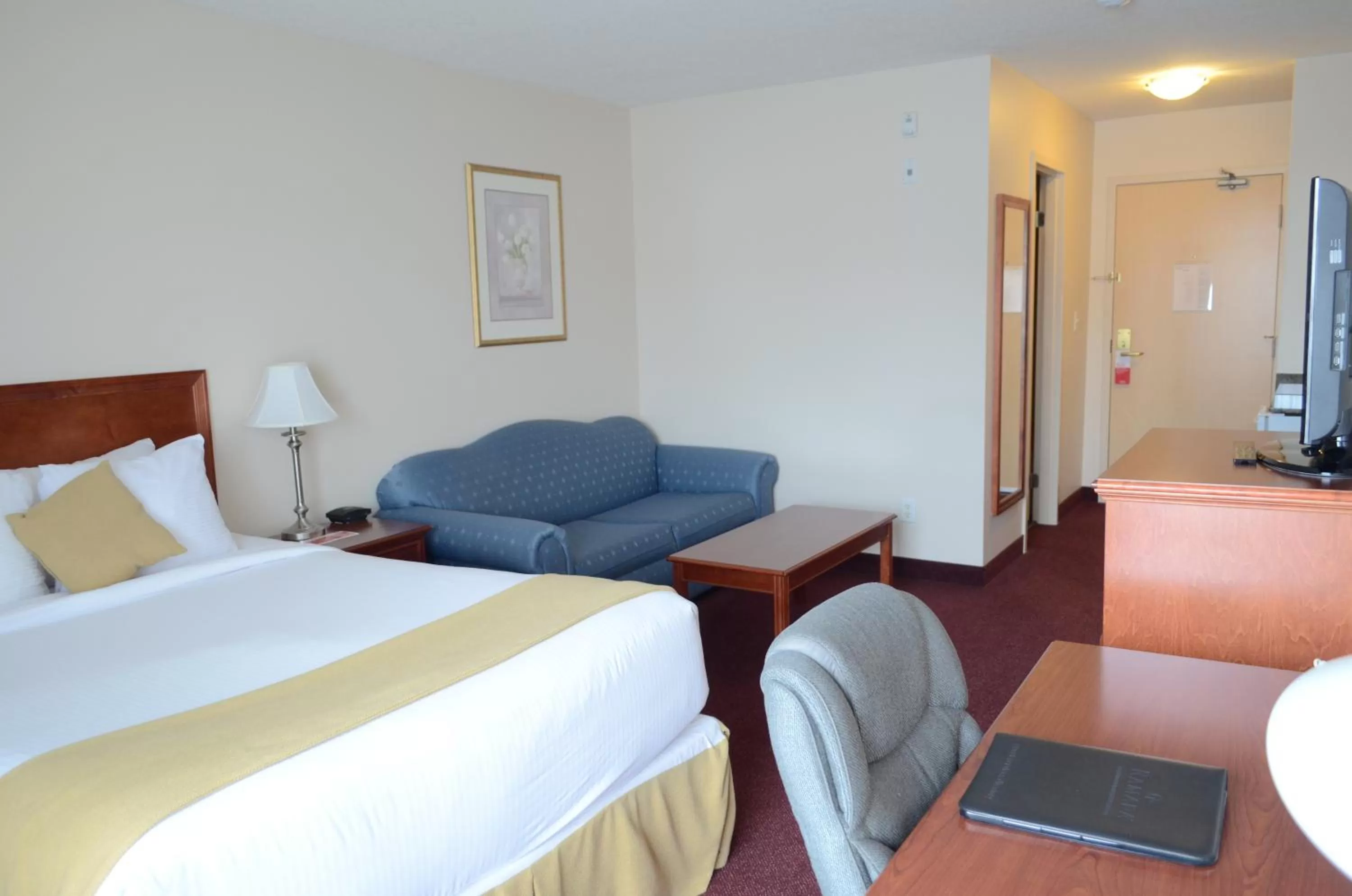 Photo of the whole room, Bed in Quality Inn & Suites Edmonton International Airport